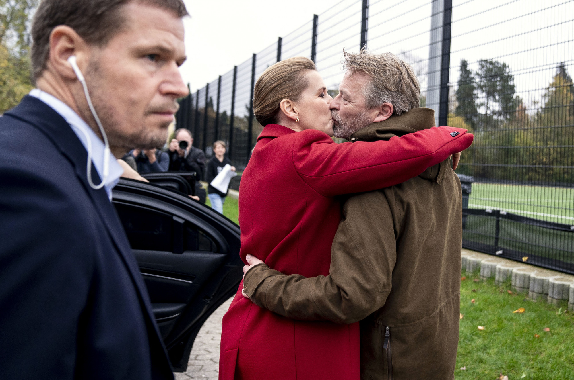 Mette Frederiksen miniszterelnök és férje a voksolás utáni felfokozott hangulatban