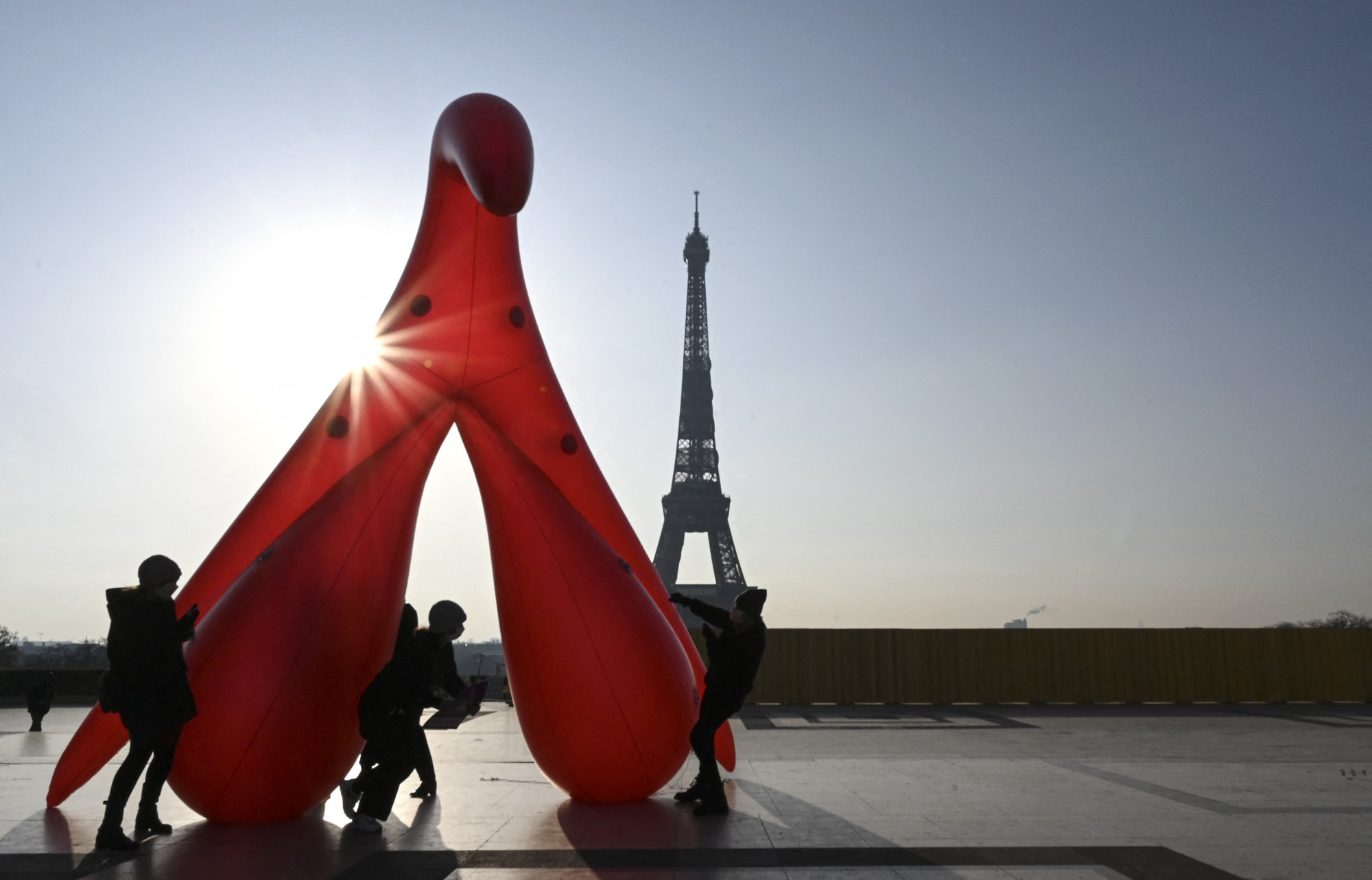 A humán klitorisz felnagyított 3D-s modellje Párizsban 2021-ben a nemzetközi nőnapon
