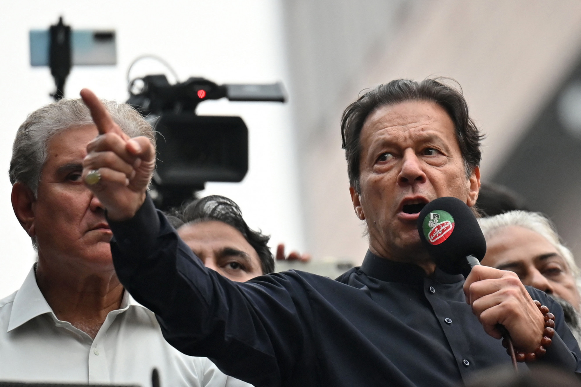 Meglőtték a volt pakisztáni miniszterelnököt egy tiltakozó felvonuláson
