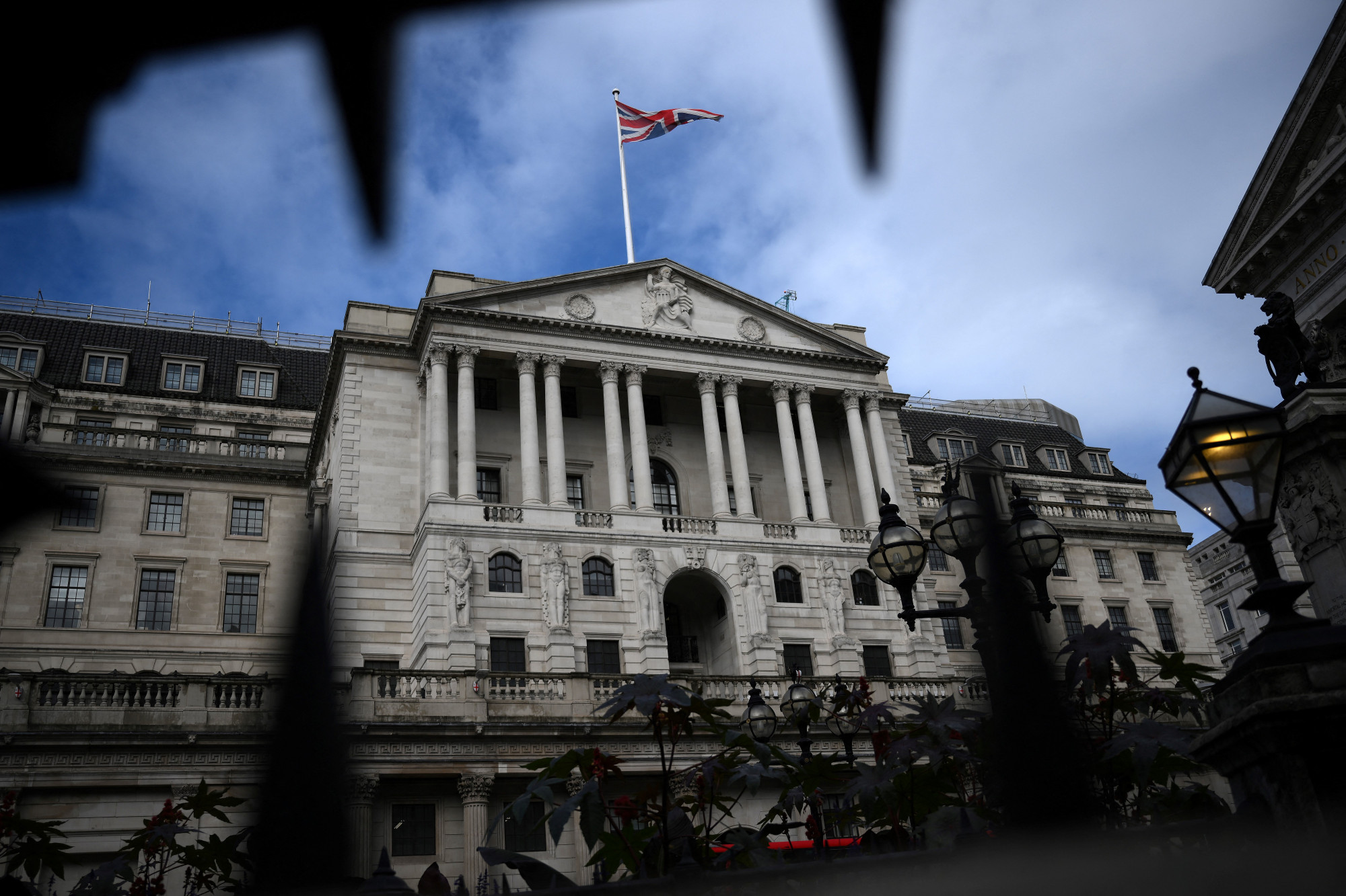 Mínuszban a brit gazdaság teljesítménye, hosszú recessziótól tartanak Londonban