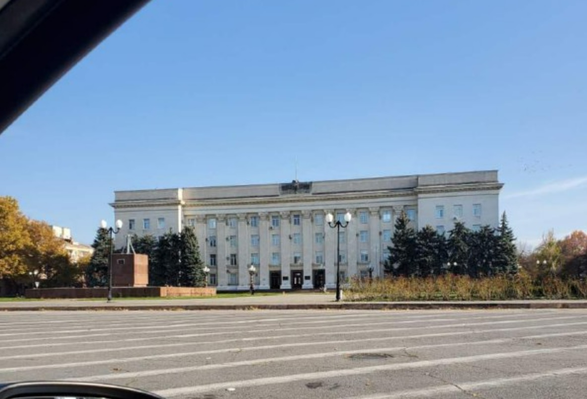 Eltűnt az orosz zászló a herszoni közigazgatás központi épületéről