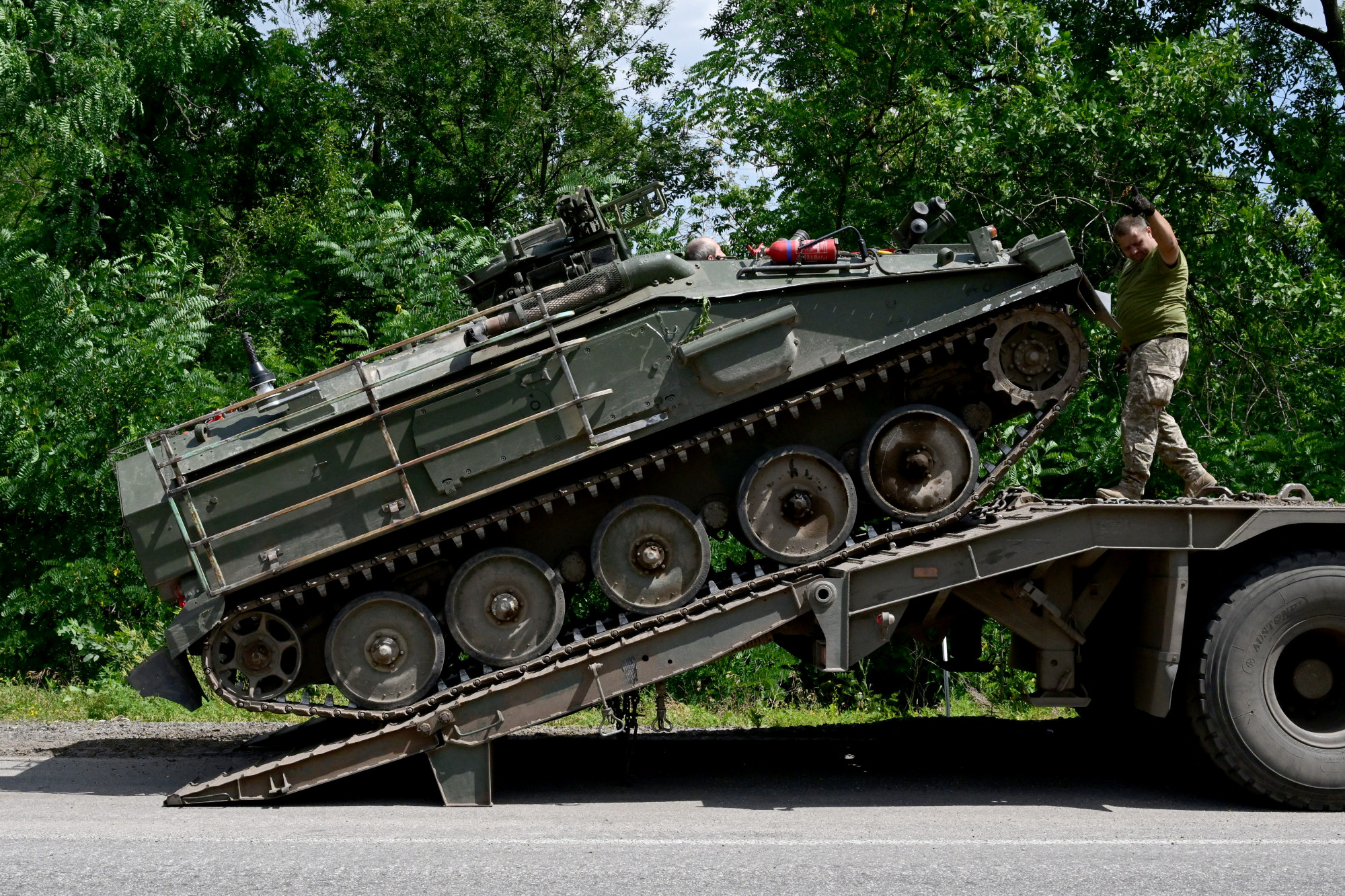 Ukrán katona egy FV103 Spartan páncélozott szállítóharcjárművel, amit Nagy-Britannia adott Ukrajnának 2022 júliusában. Egy ukrán komukus, Szerhij Pritula most ötven ilyen pszh-t vásárol magánalapítványával, közadakozásból.
