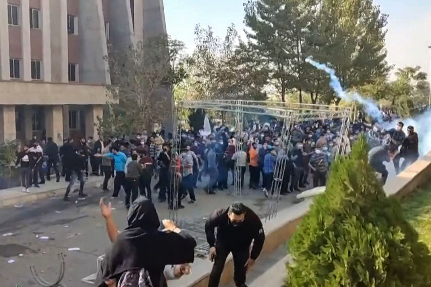 Megrohamozták az egyetemeket az iráni biztonsági erők