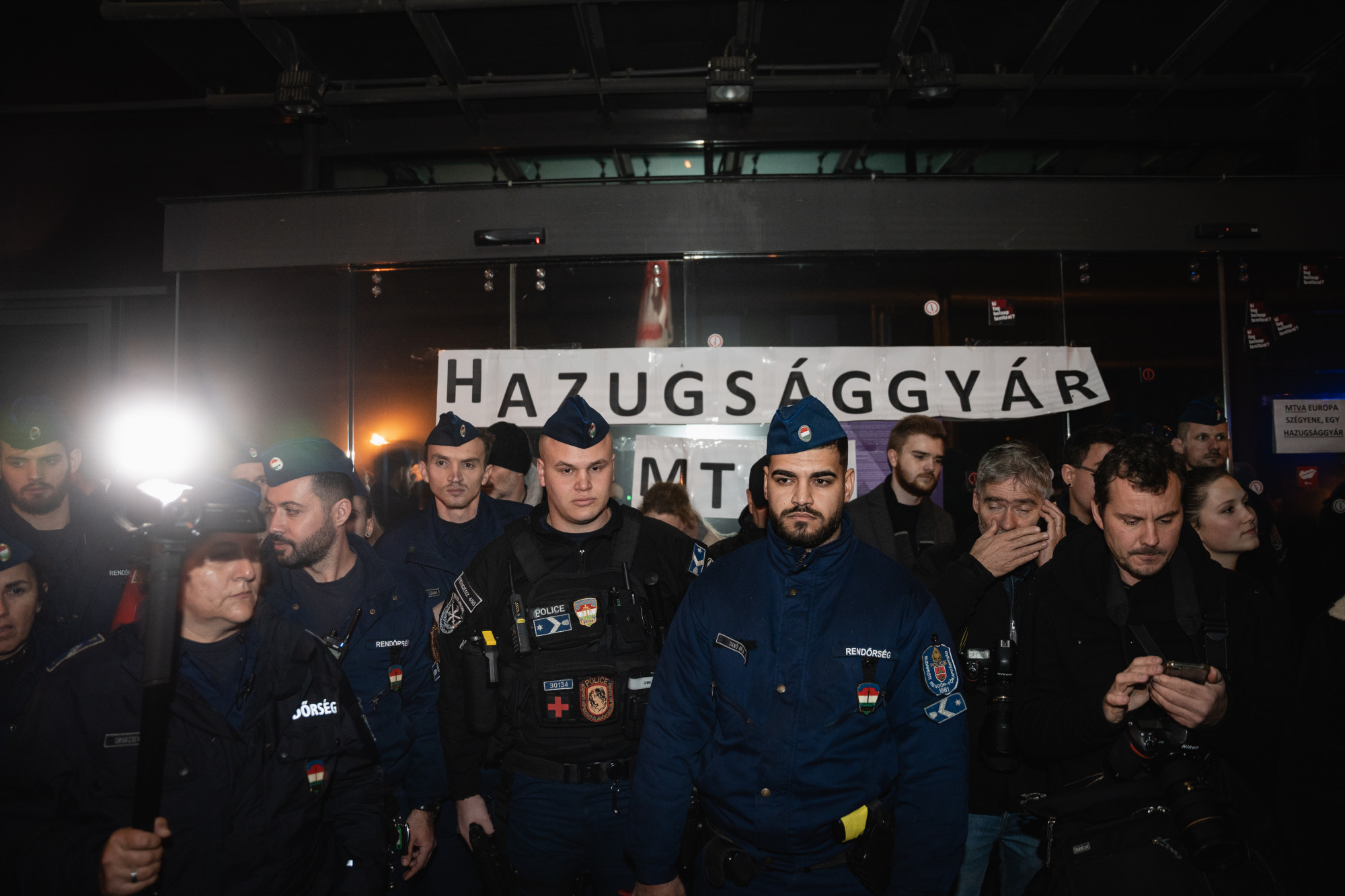 80 ezer forintra büntették Kassai Dánielt, aki Hadházynak segített megszervezni az MTVA előtti tüntetést