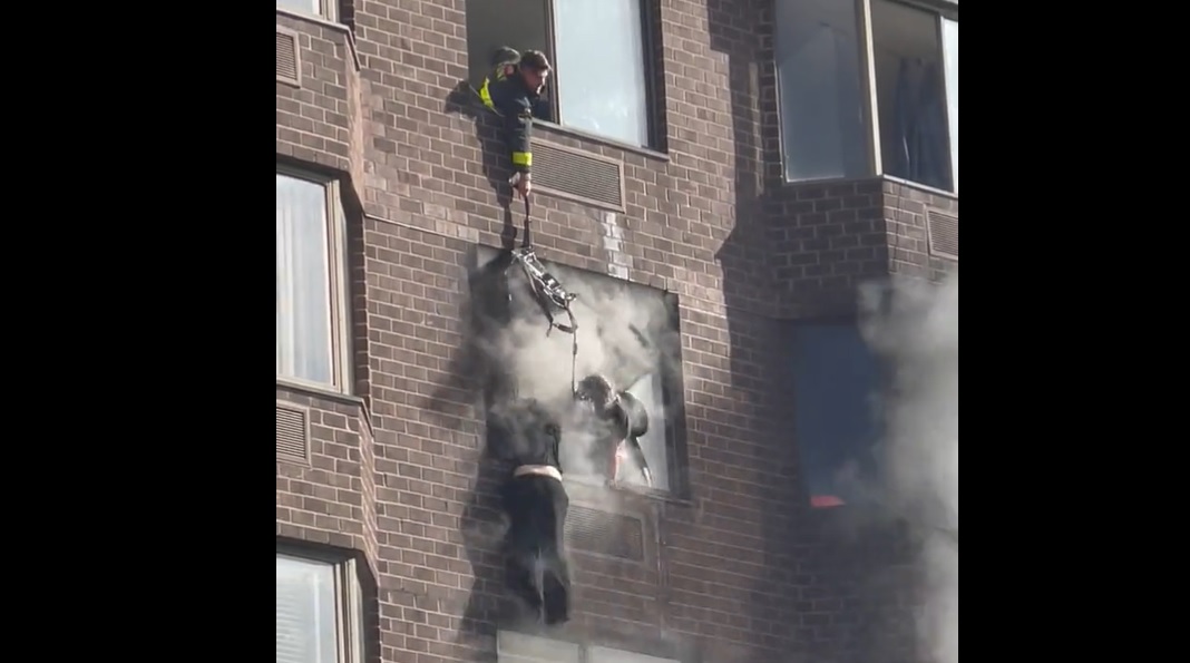 Kötélen menekítettek egy nőt a 20. emeletről New Yorkban, miután kigyulladt egy töltő