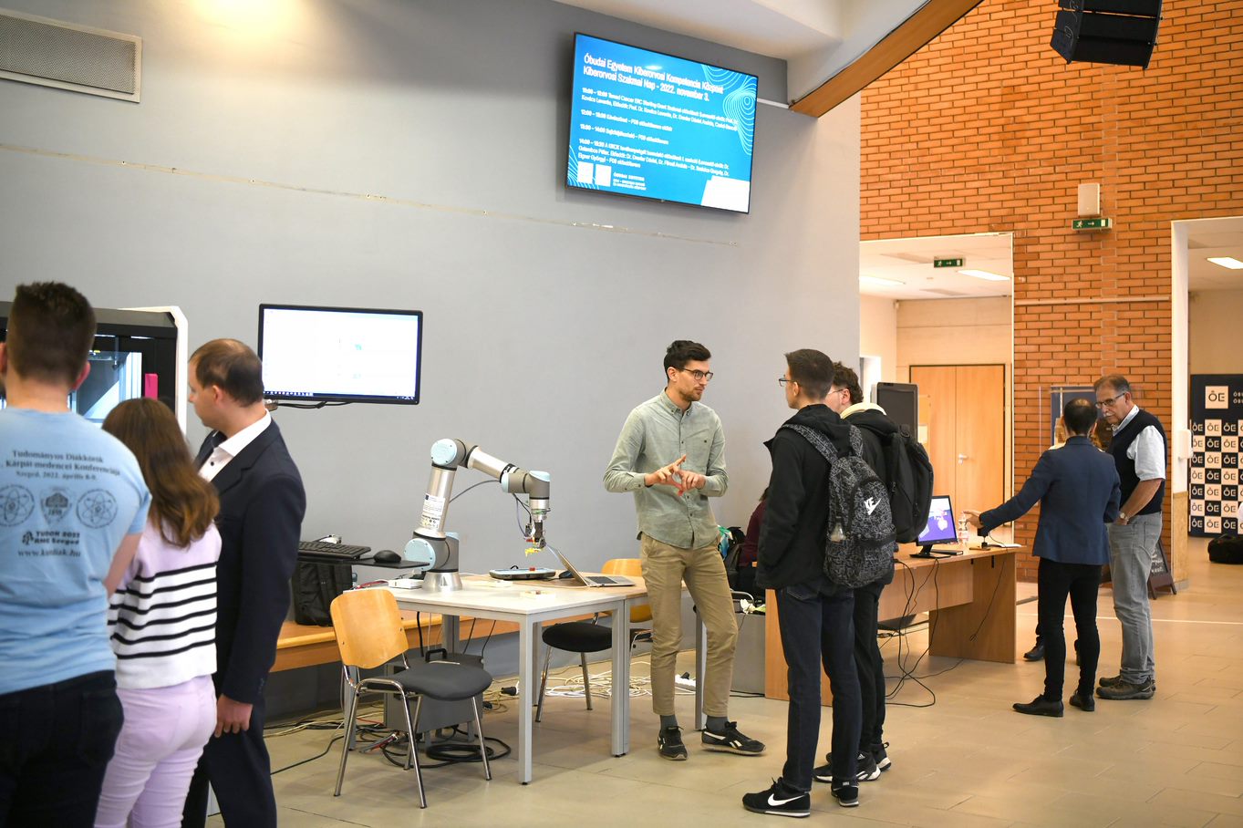 Robotkar, automatizált szövetminta-szkenner, VR-videók: kiberorvosi technológiák kiállítása az Óbudai Egyetemen.