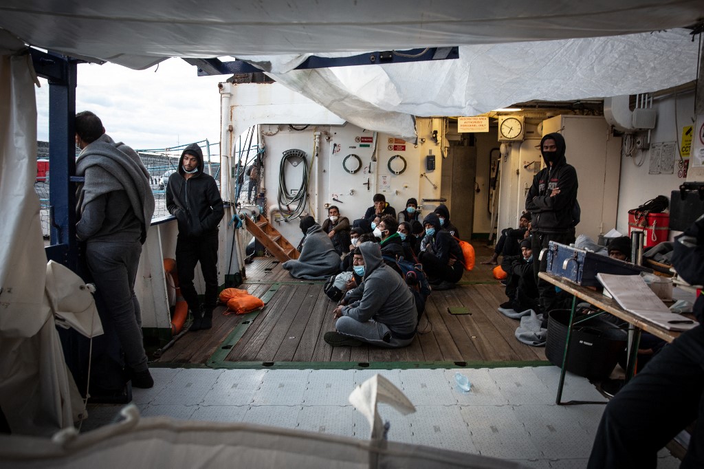 Hárman leugrottak az egyik hajóról, amiről a bevándorlókat nem engedték partra szállni Szicíliában