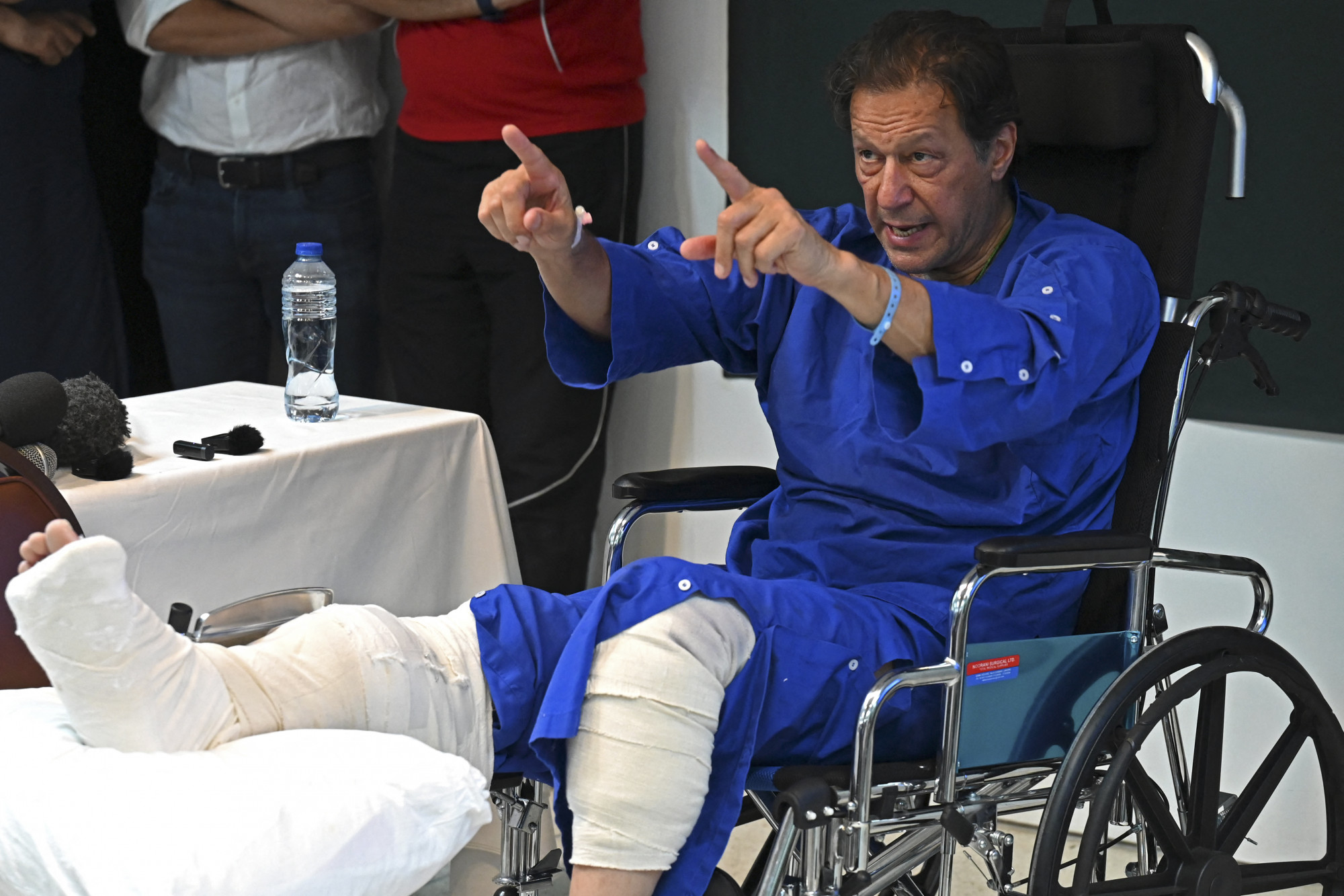 Kiengedték a kórházból a meglőtt pakisztáni exminiszterelnököt