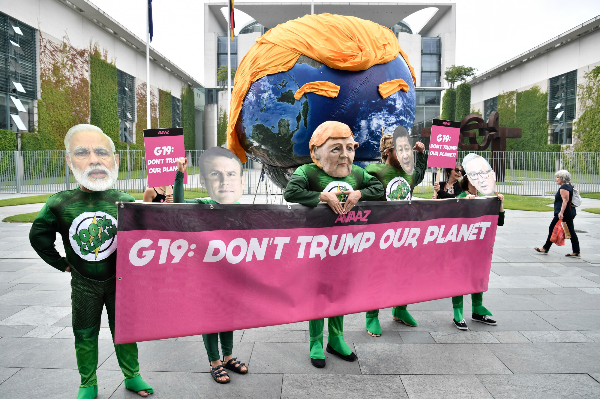 Politico: Populisták a bolygó ellen