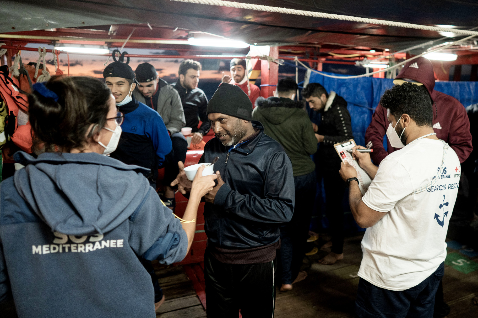 Engedélyezi az egyik menekülteket szállító hajó kikötését Olaszország