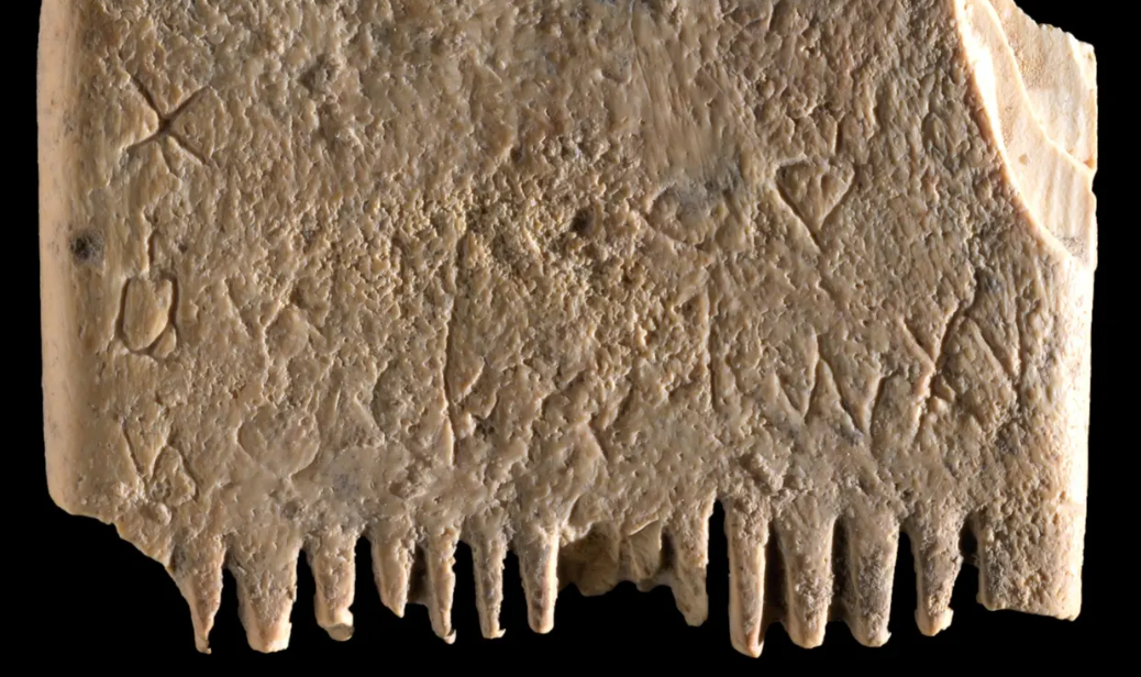 3700 éves tetűfésűn bukkantak rá a legősibb ismert írott mondatra