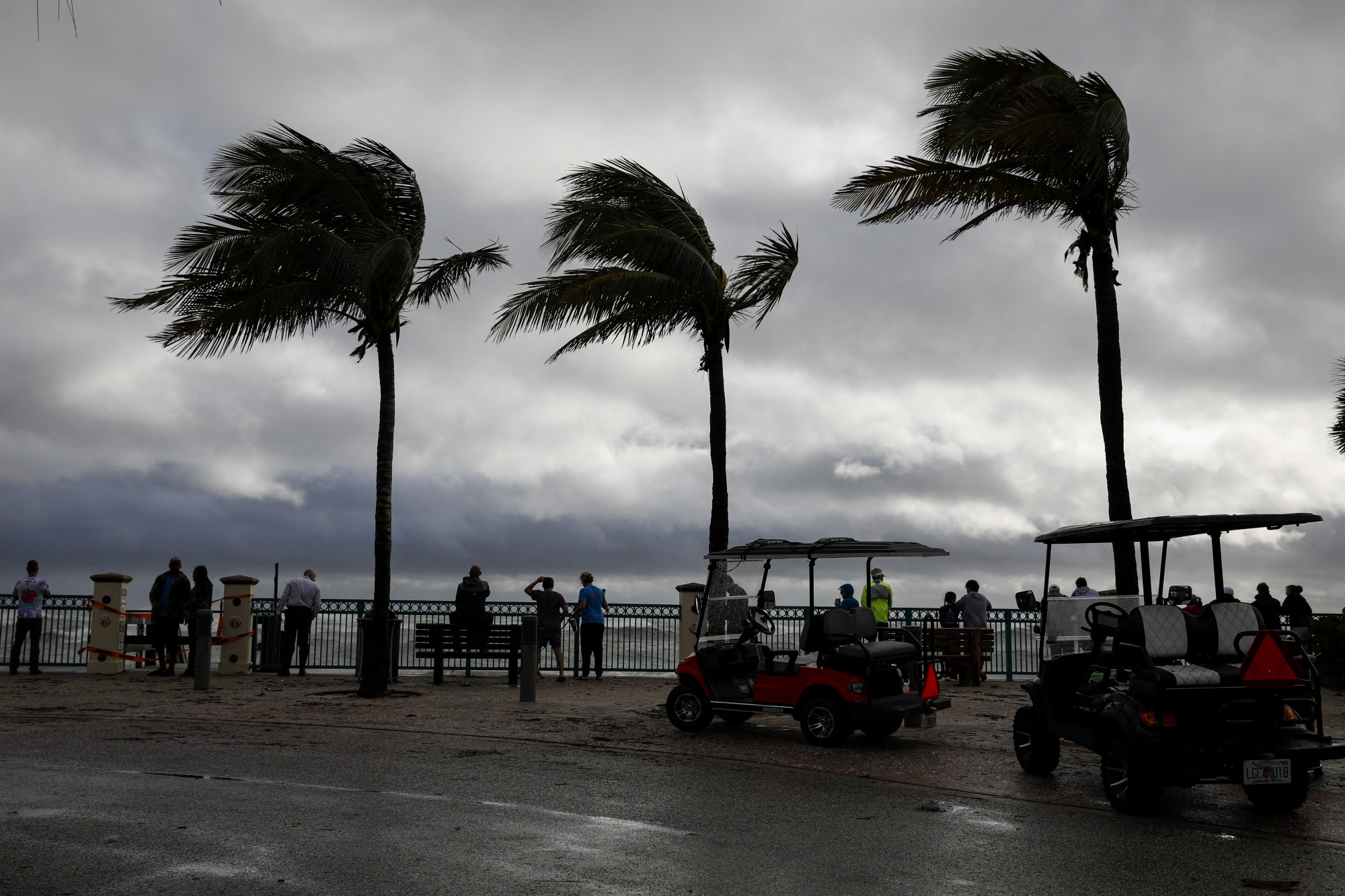 Evakuálják az embereket Floridában Nicole miatt, százezreknél nincs áram