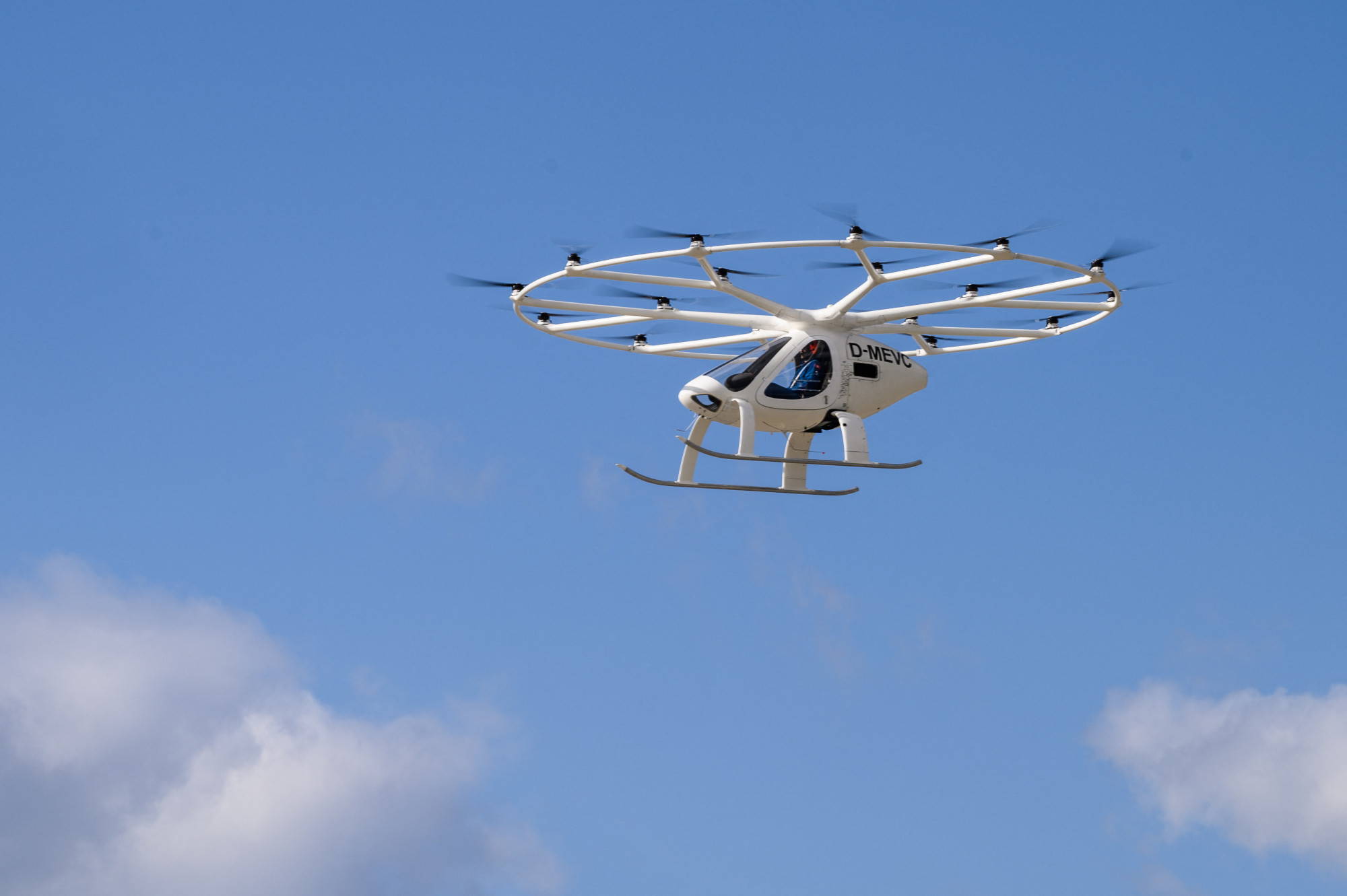 Először engedték a légi forgalomba a dróntaxit, amely 2024-től szállíthat utasokat
