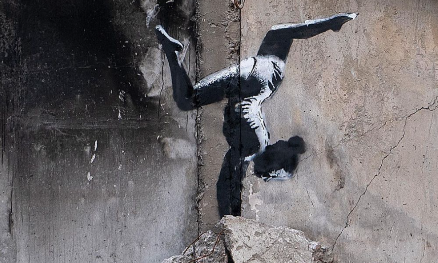 Banksy legújabb graffitije egy lebombázott ukrán épületen jelent meg