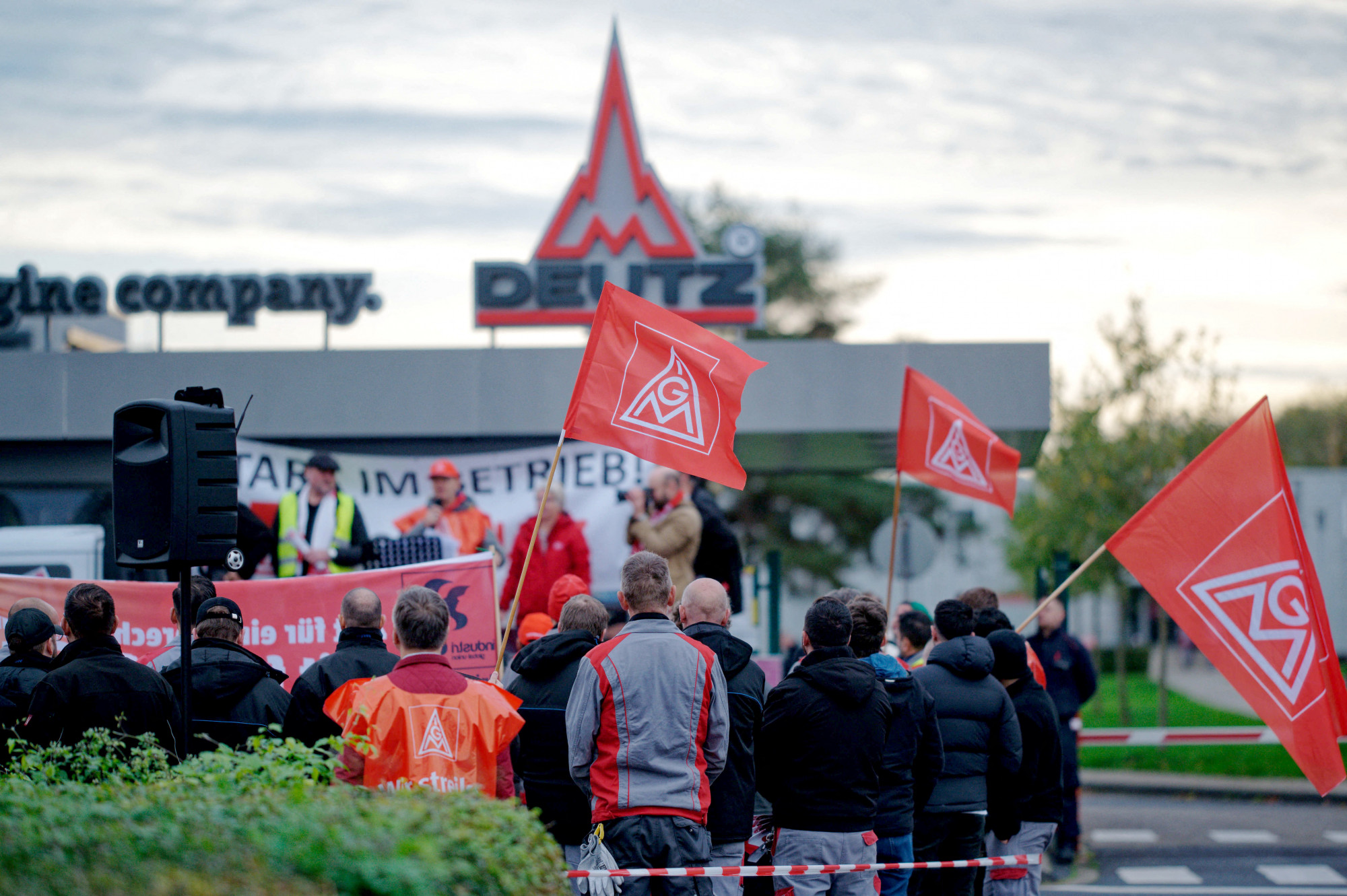 Több mint félmillión csatlakoztak az IG Metall szakszervezet figyelmeztető sztrájkjához Németországban