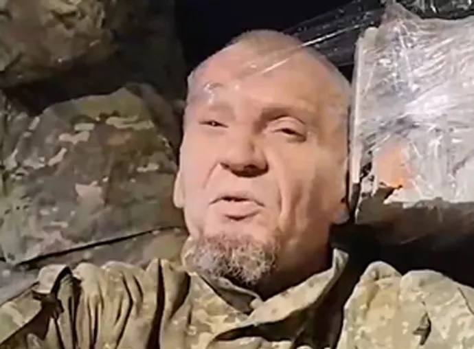 Egy videó szerint az oroszok pöröllyel végezték ki egy zsoldosukat, aki átállt az ukránokhoz