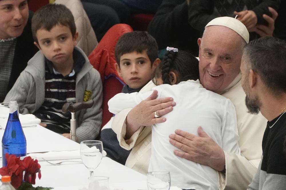 Rászorulókkal ebédelt a pápa, a populizmust és a politikai haszonszerzést bírálta