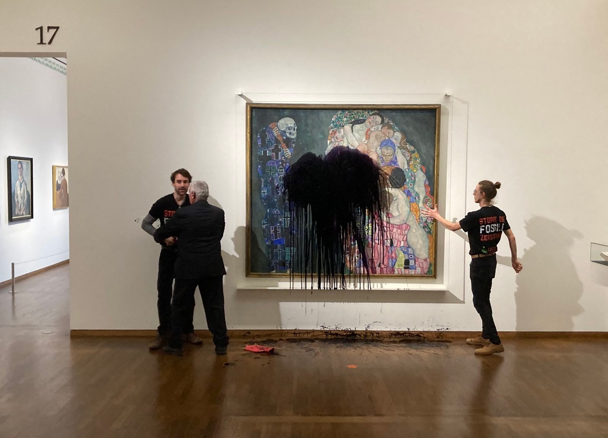 Klímaaktivisták olajjal öntötték le Gustav Klimt Élet és halál című festményét Bécsben