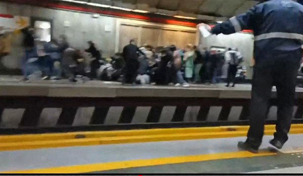A metróban nőket vertek és tüzet nyitottak a tüntetőkre a rendőrök Teheránban