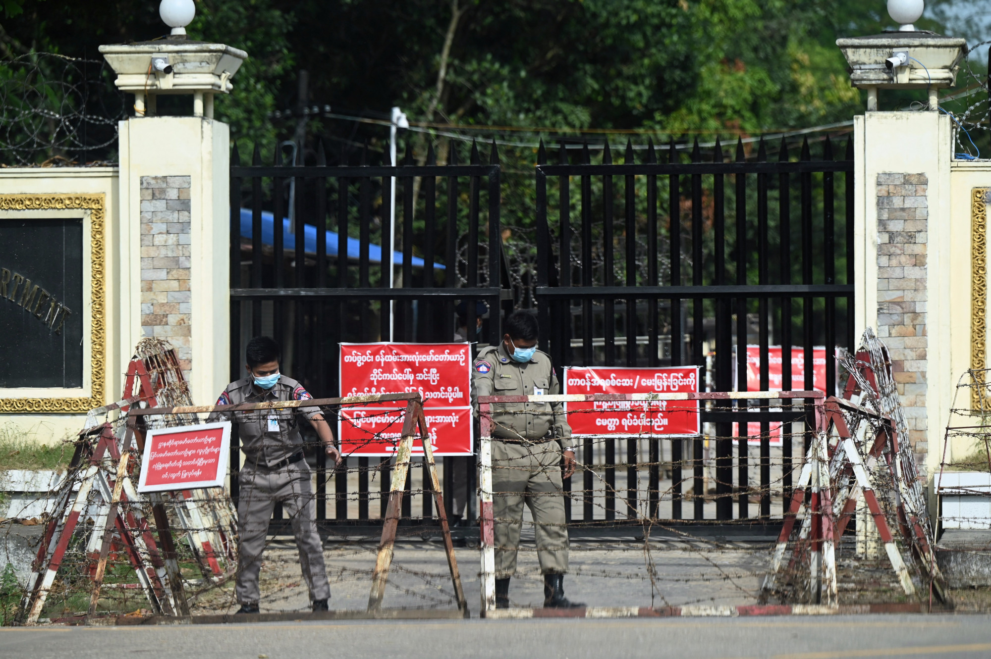 Hatezer foglyot engednek szabadon Mianmarban, köztük a volt brit nagykövetet és egy japán filmrendezőt