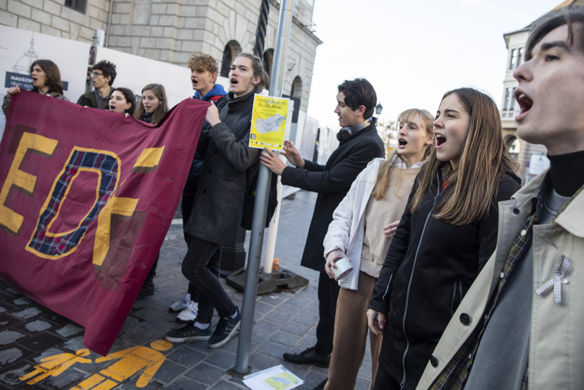 Semjén Zsolt füle hallatára tüntetett maréknyi diák az oktatásért a Karmelita kolostor előtt