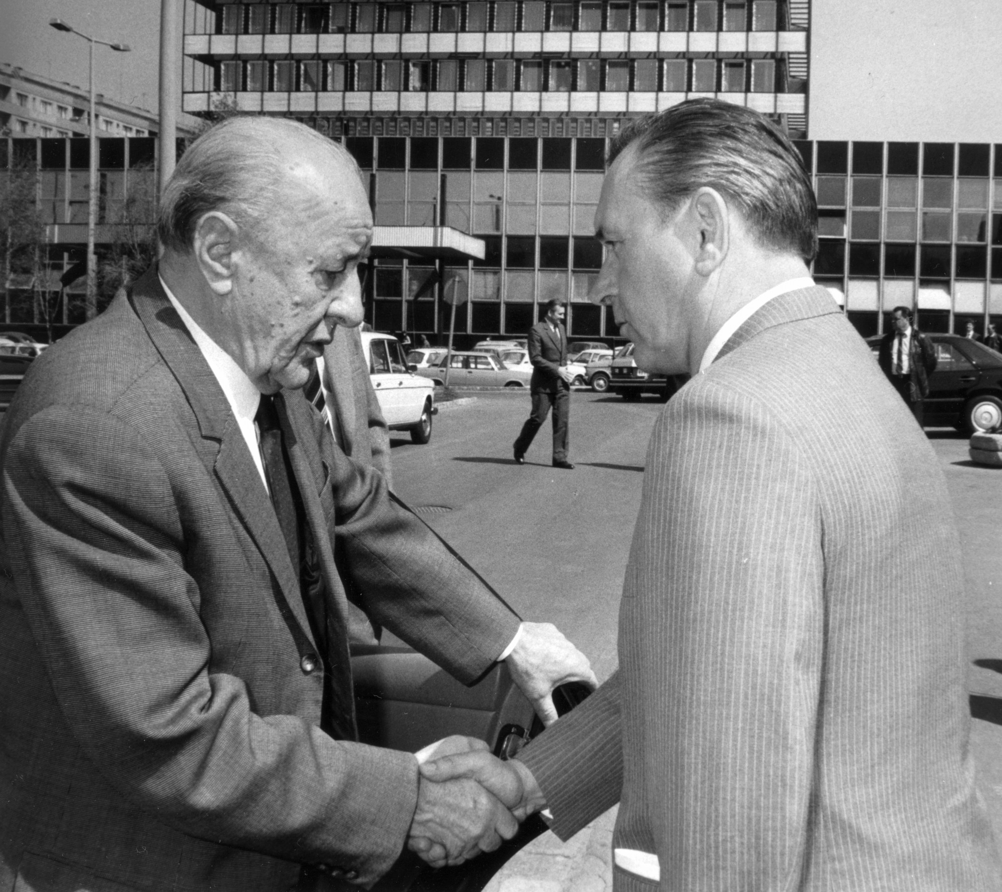 Kádár és az akkor még csak budapesti első titkár Grósz kézfogása 1986-ban a Váci út és a Róbert Károly körút sarki SZOT-irodaház előtt