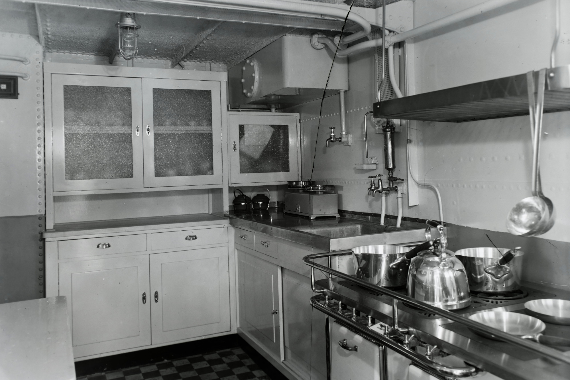 Az IIWC Danube Shell motoros tankhajó konyhája 1938-ból. Schütte akár innen is meríthetett volna ihletet