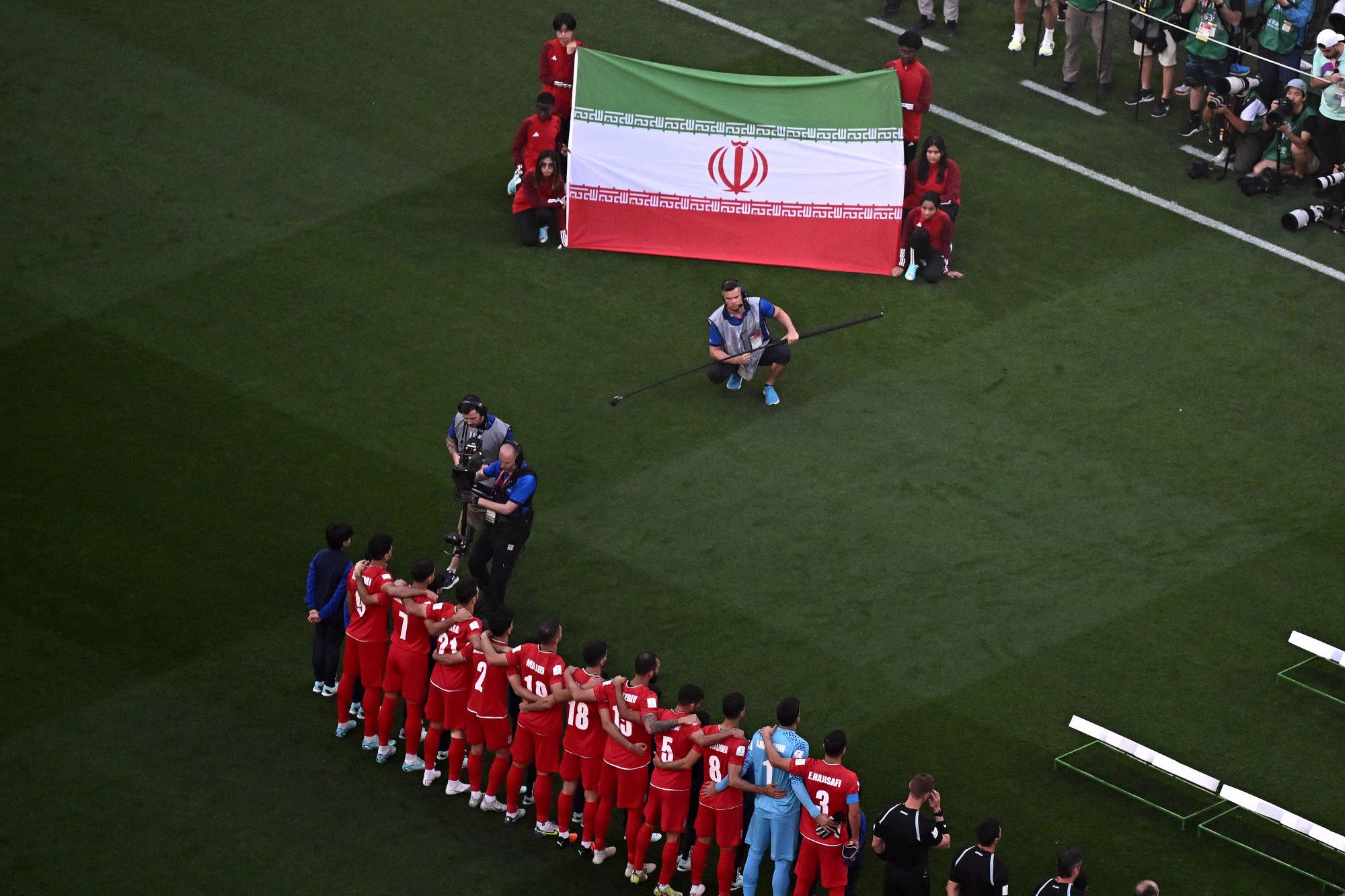 Az iráni játékosok tiltakozásból nem énekelték a himnuszuk szövegét