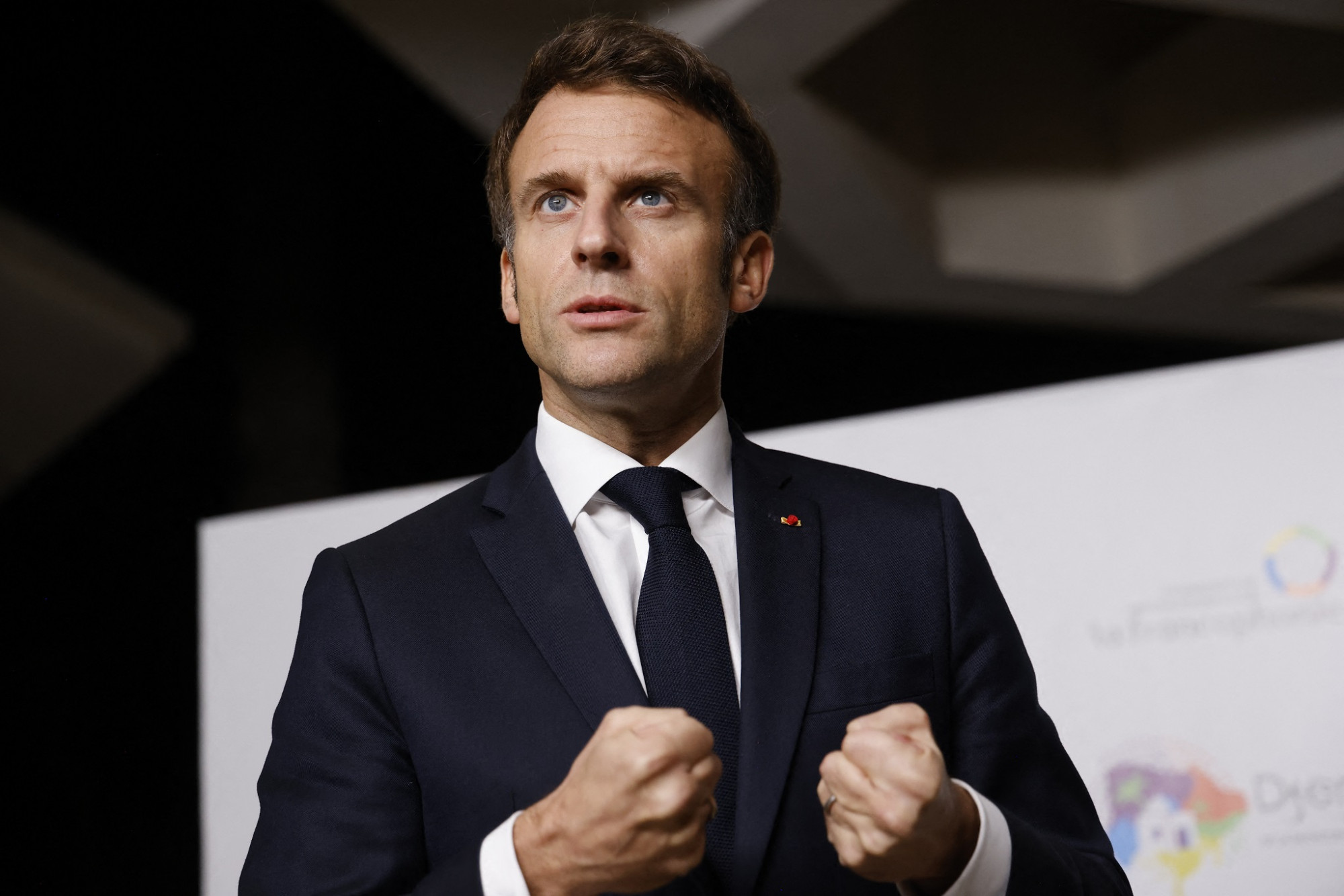 Macron vacsorán győzködi az európai nagyvállalatokat, hogy maradjanak Európában