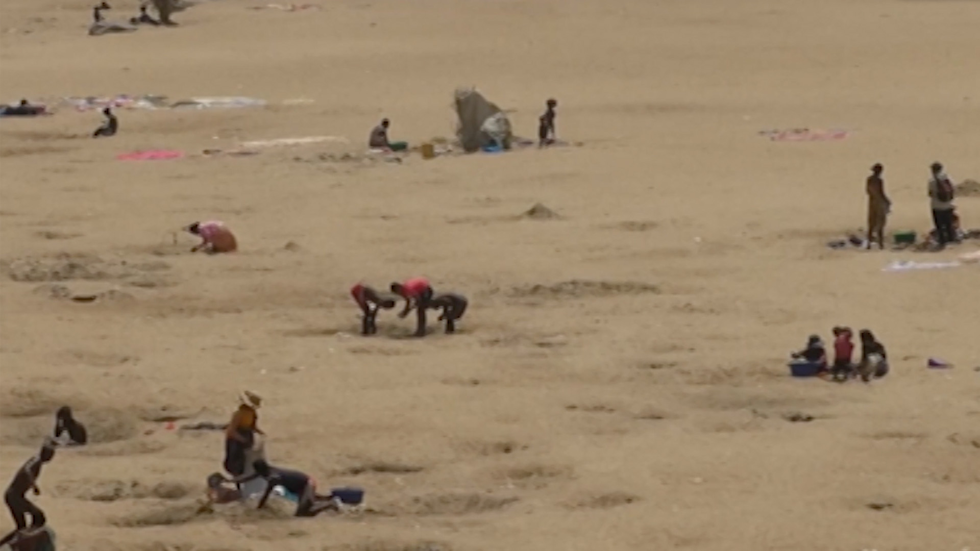 Gyerekekkel ásatott gödrökben keresik a maradék ivóvizet Dél-Madagaszkáron