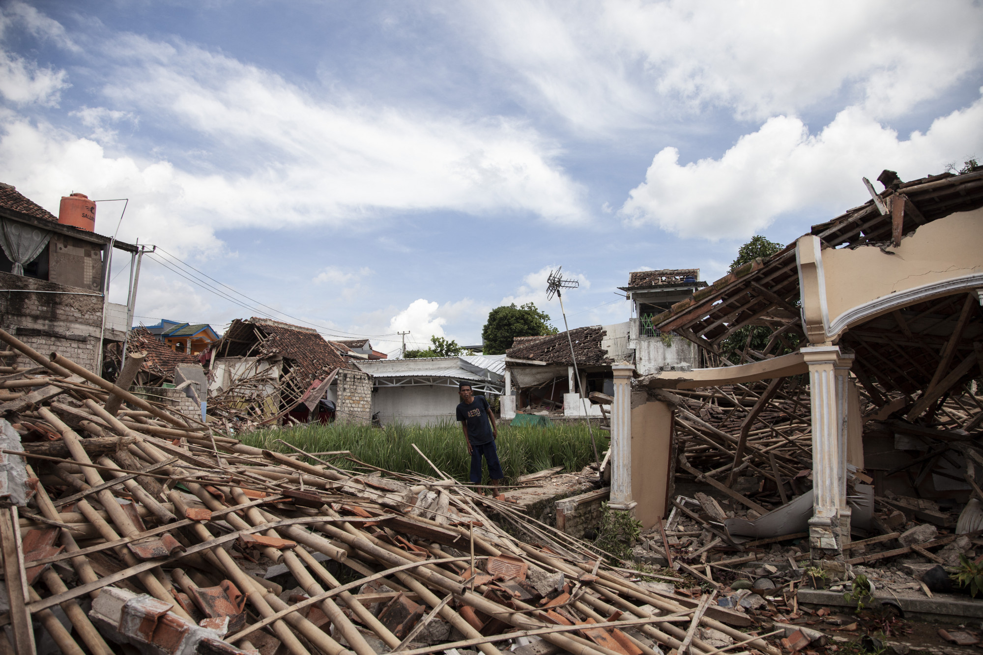 Már 268 halálos áldozata van a jávai földrengésnek