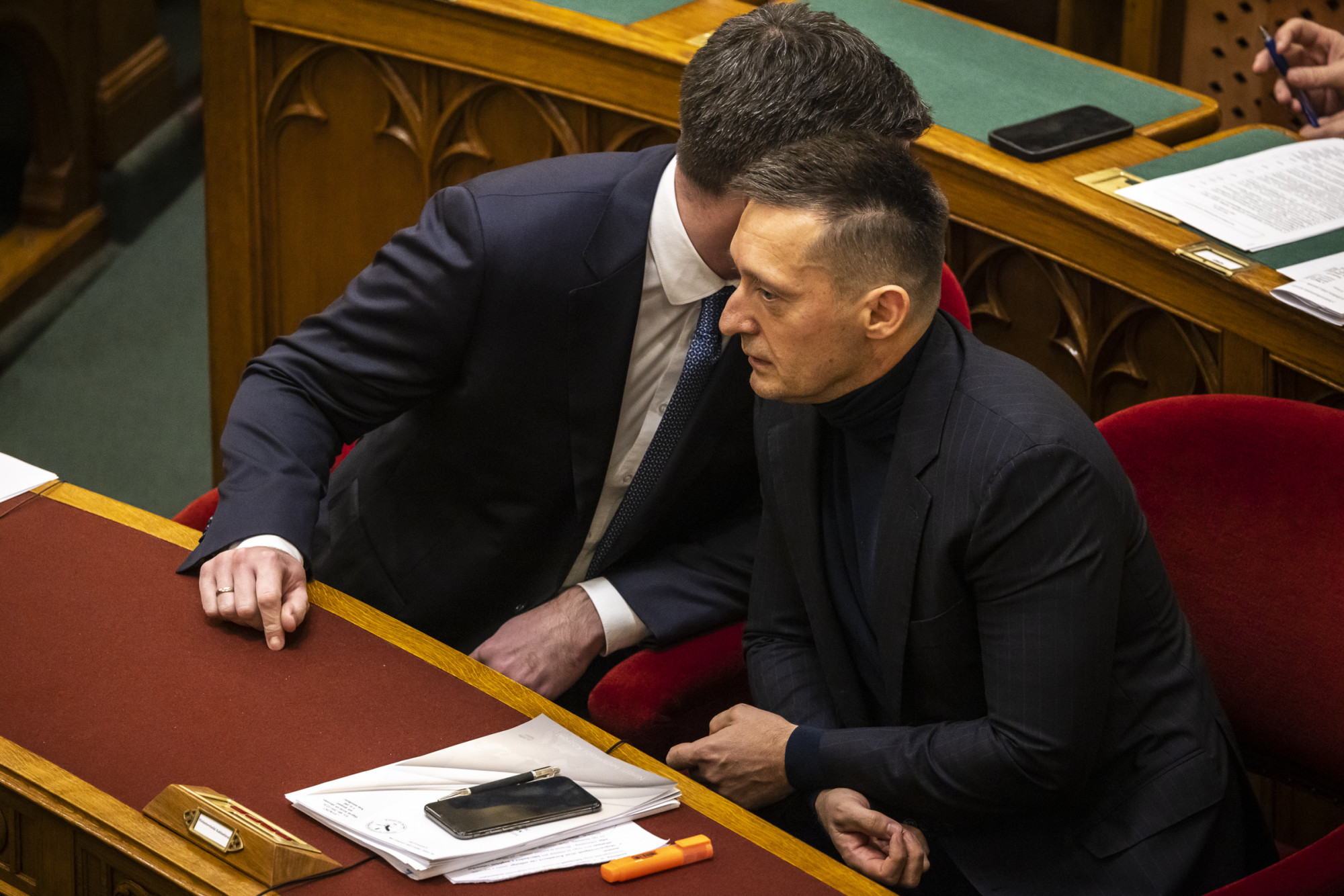 Kocsis Máté frakcióvezető és Rogán Antal kommunikációs miniszter összesúgnak a parlamentben 2022 november 22-én