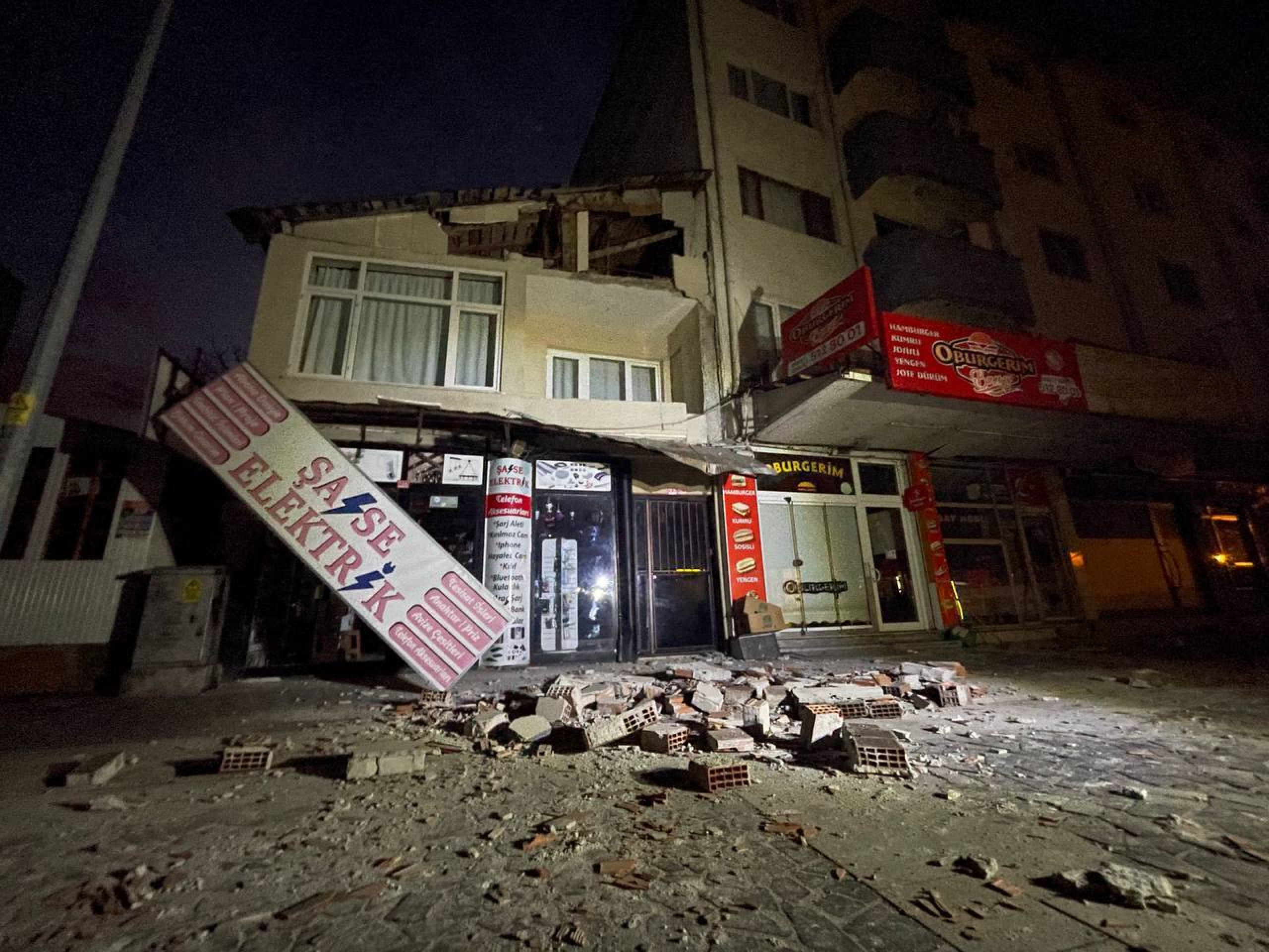 Землетрясение 24. Землетрясение в Турции 2022. В Турции произошло землетрясение магнитудой 5,4. Стамбул землетрясение.
