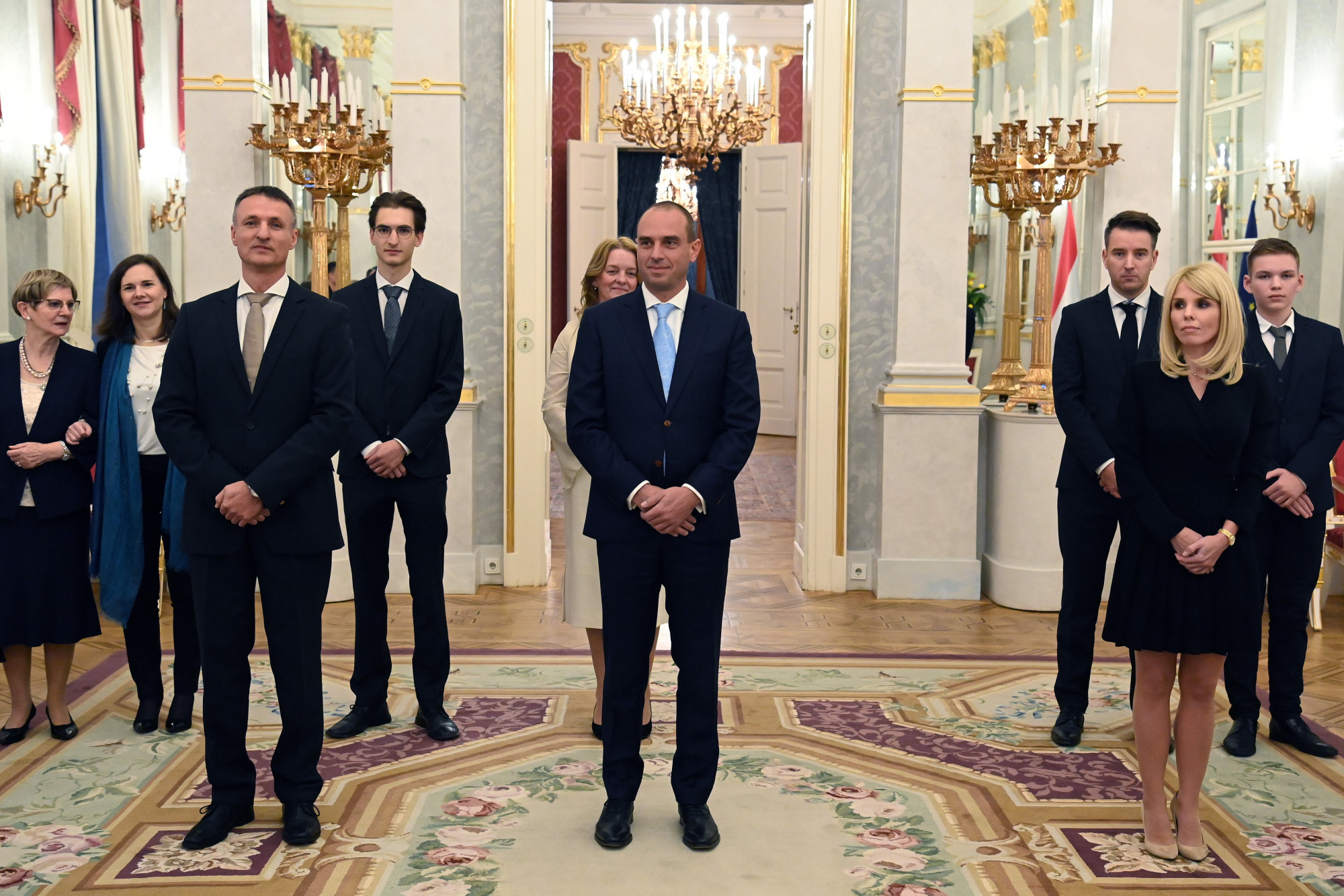 Dabóczi Kálmán alelnök (b), Bíró Ferenc elnök (k) és Molbusz Tímea alelnök (j) az Integritás Hatóság vezetőinek kinevezésén a Sándor-palota Tükörtermében