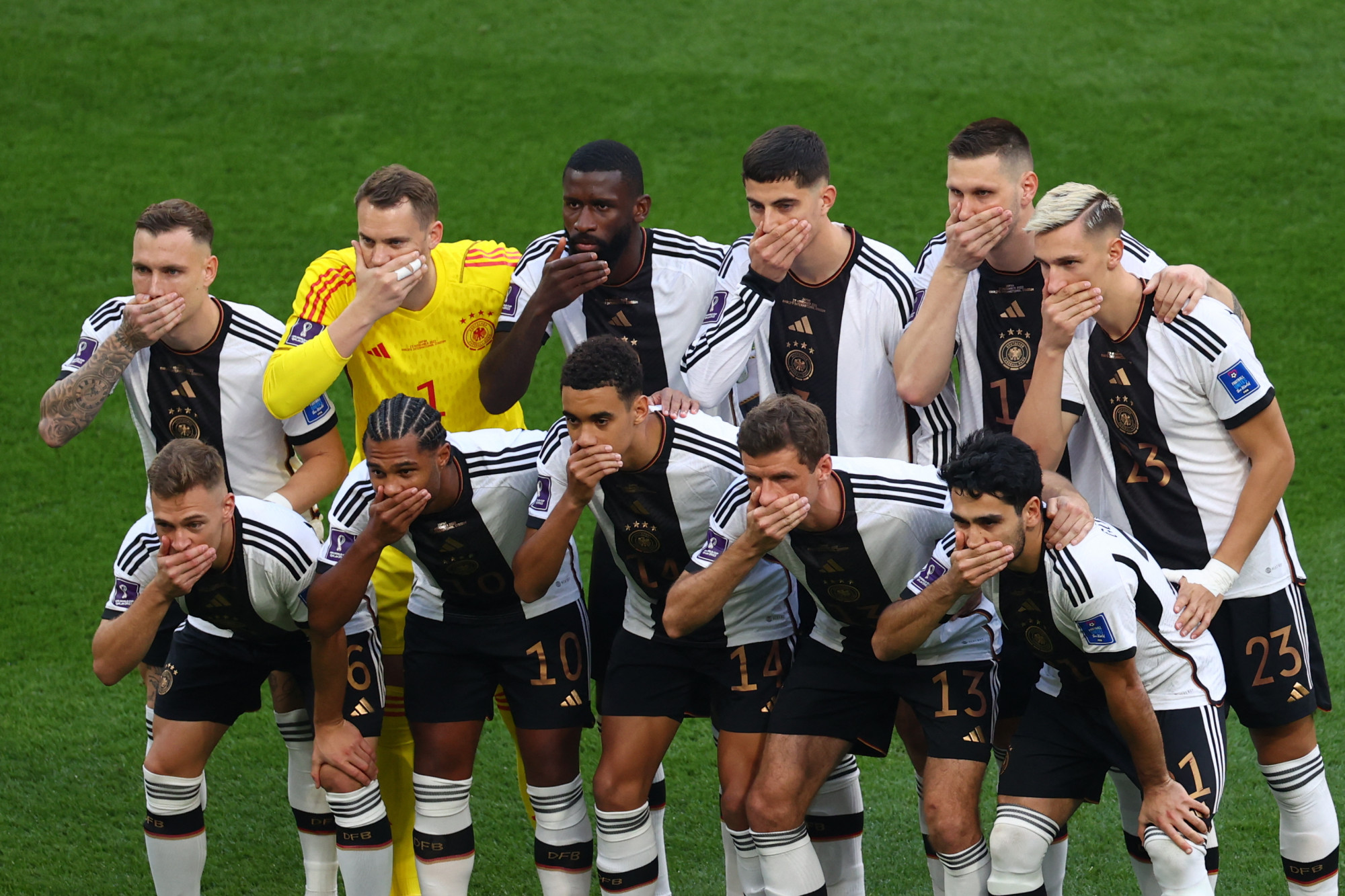 A német játékosok befogott szájjal és szívecskés karszalaggal tiltakoztak Katarban