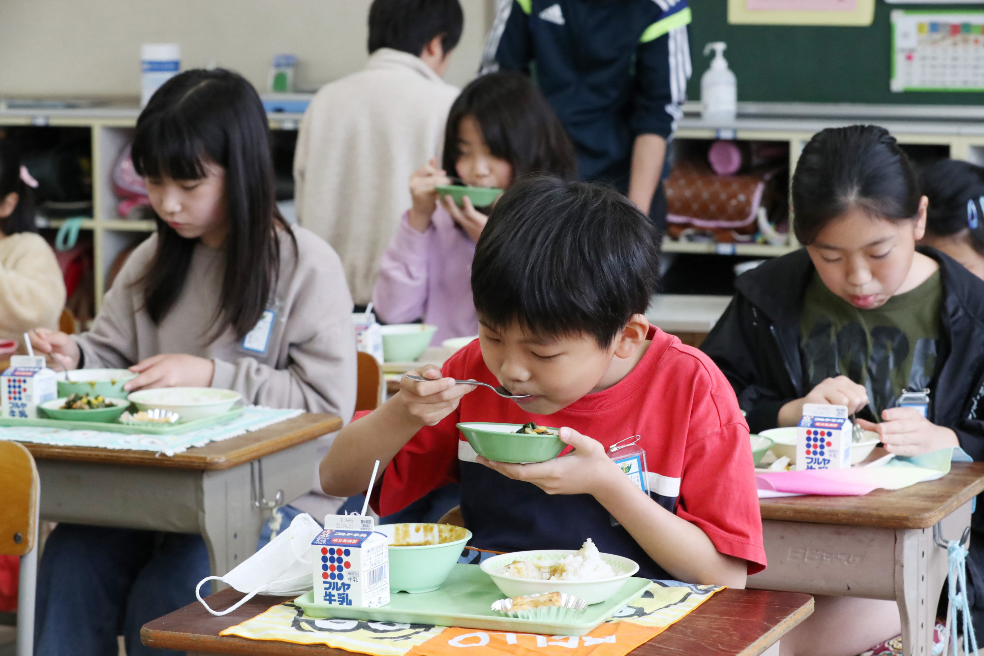 A japán diákoknak elegük van abból, hogy a covidra hivatkozva még mindig tilos beszélgetni ebéd közben