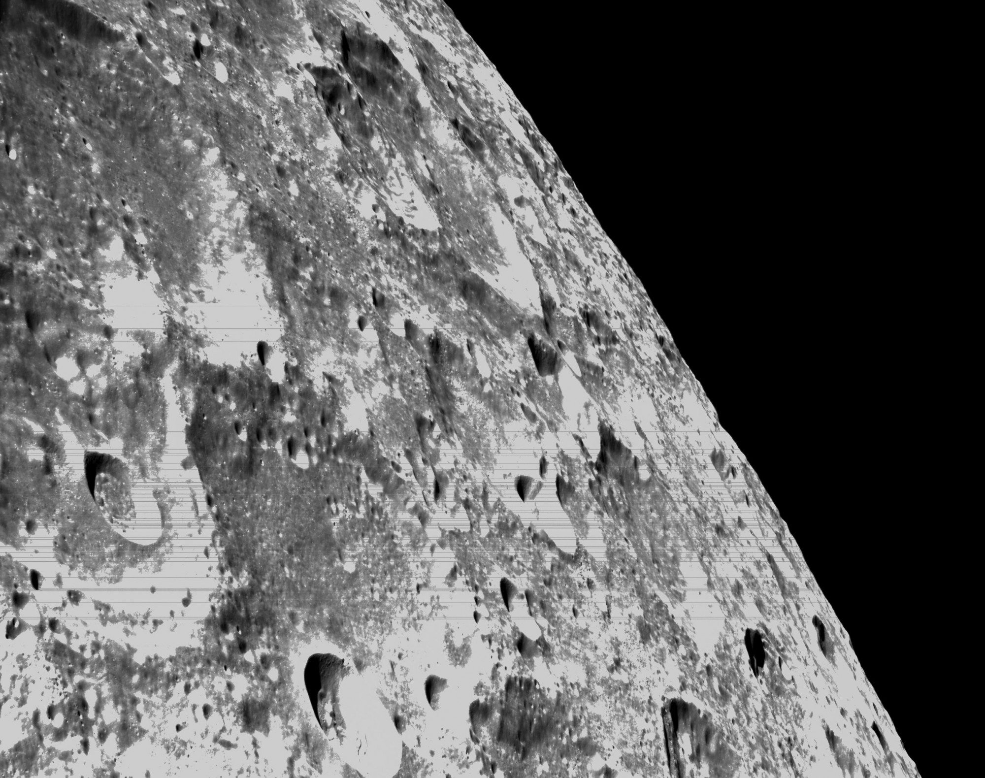 A Hold túlsó oldaláról és rögös felszínéről is küldött képeket az Orion űrhajó
