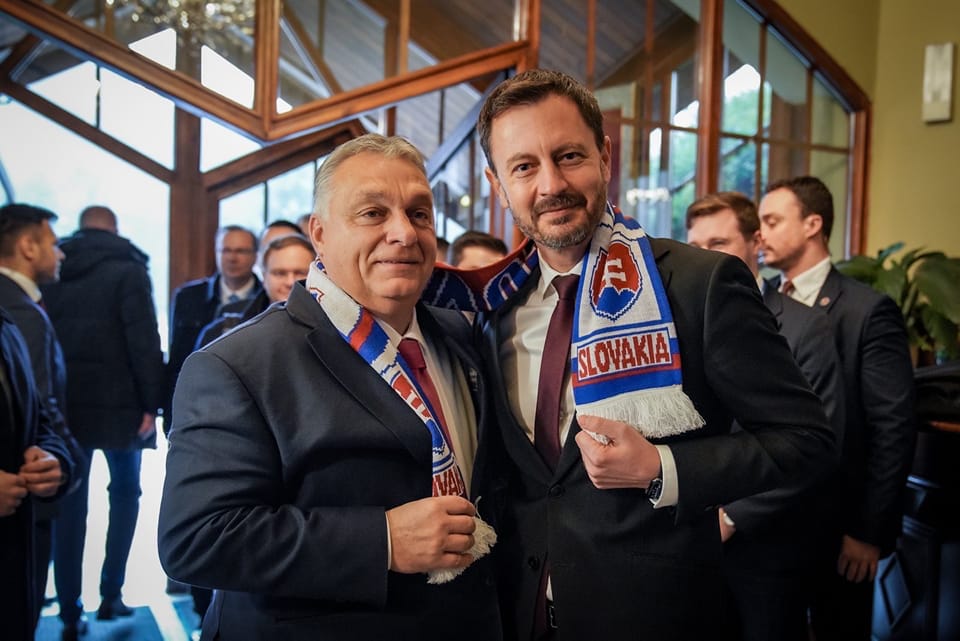 Szlovák sálat akasztott Orbán nyakába a szlovák miniszterelnök