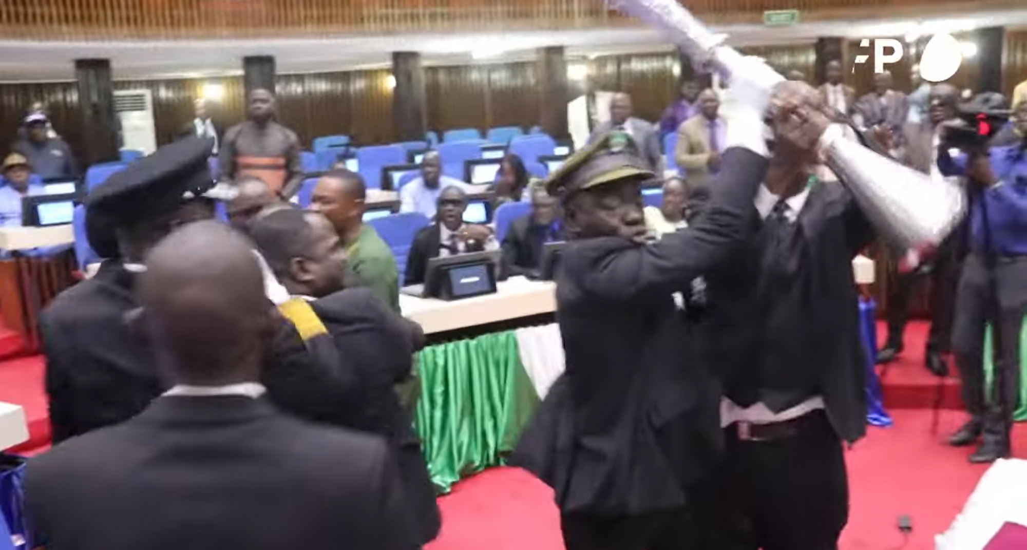 Tettlegességre vetemedtek a képviselők a Sierra Leone-i parlamentben