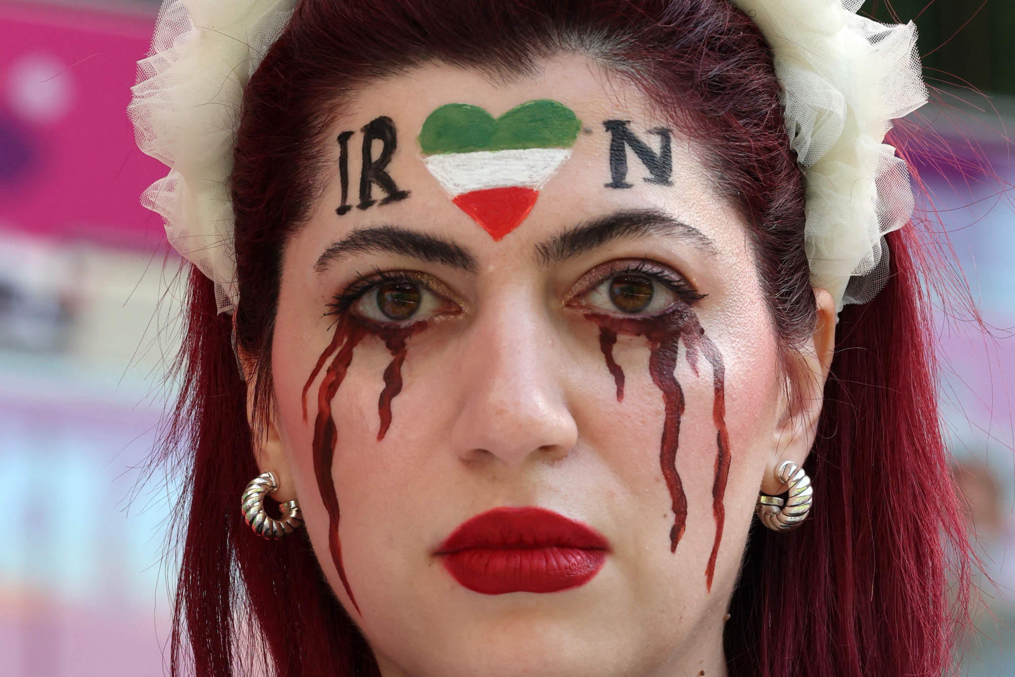 Iráni szurkolónő véres könnyeket szimbolizáló arcfestéssel az Ahmad Bin Ali Stadionban Irán és Wales meccse előtt.