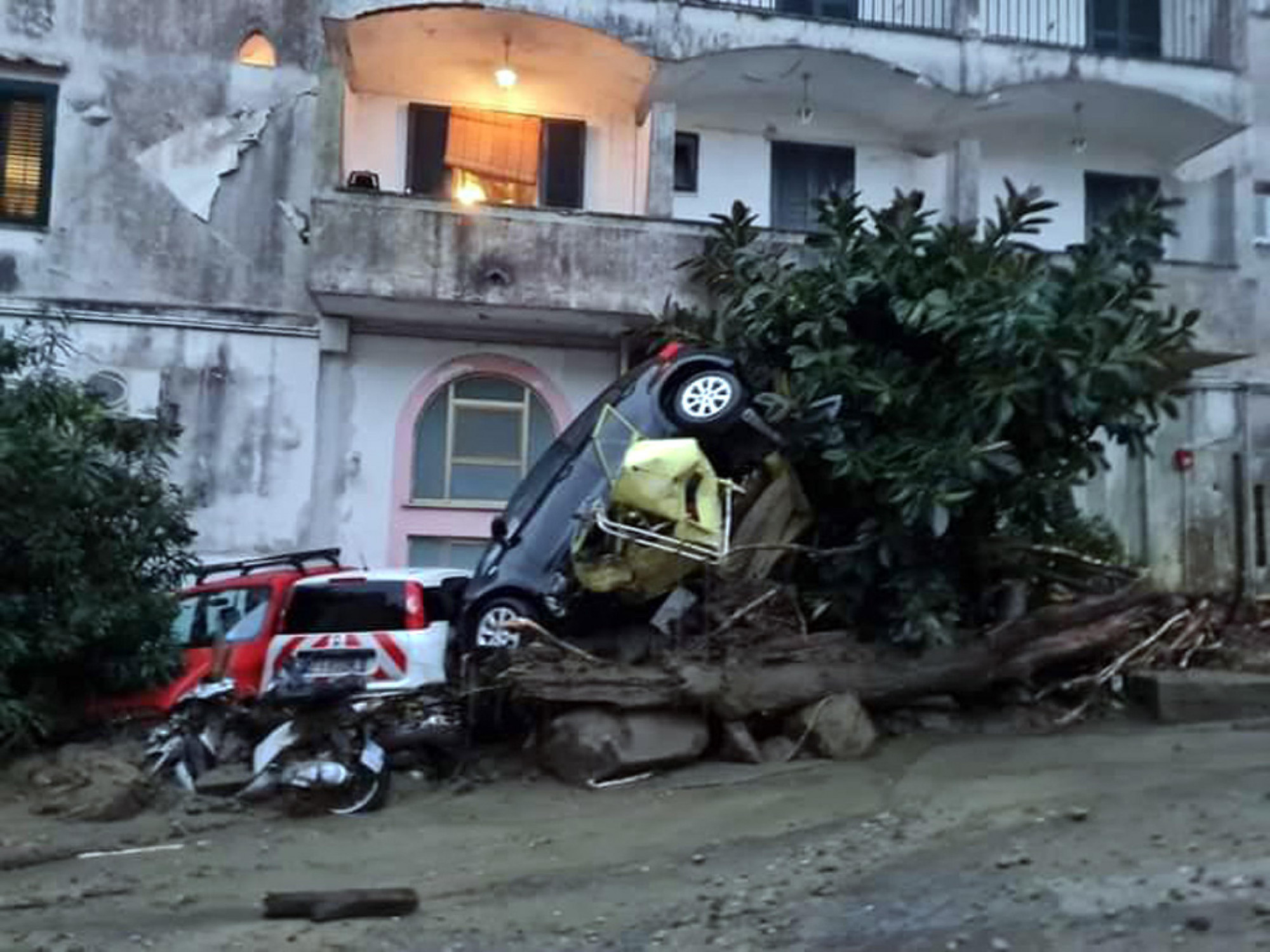 Többen eltűntek egy földcsuszamlás után Olaszországban