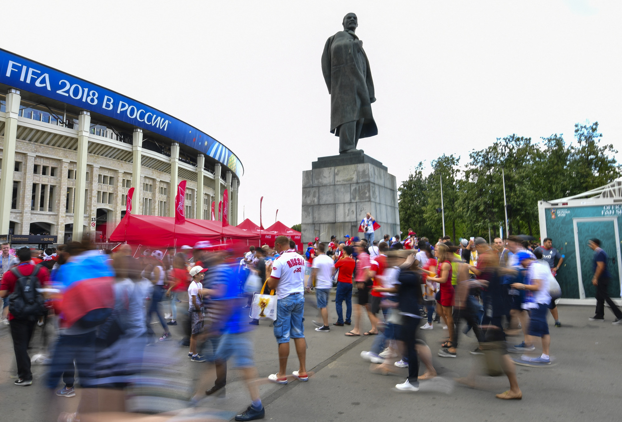 Orosz szurkolók vonulnak a Luznyiki Stadion előtti Lenin-szobor mellett, a 2018-as világbajnokság spanyol-orosz nyolcaddöntője előtt