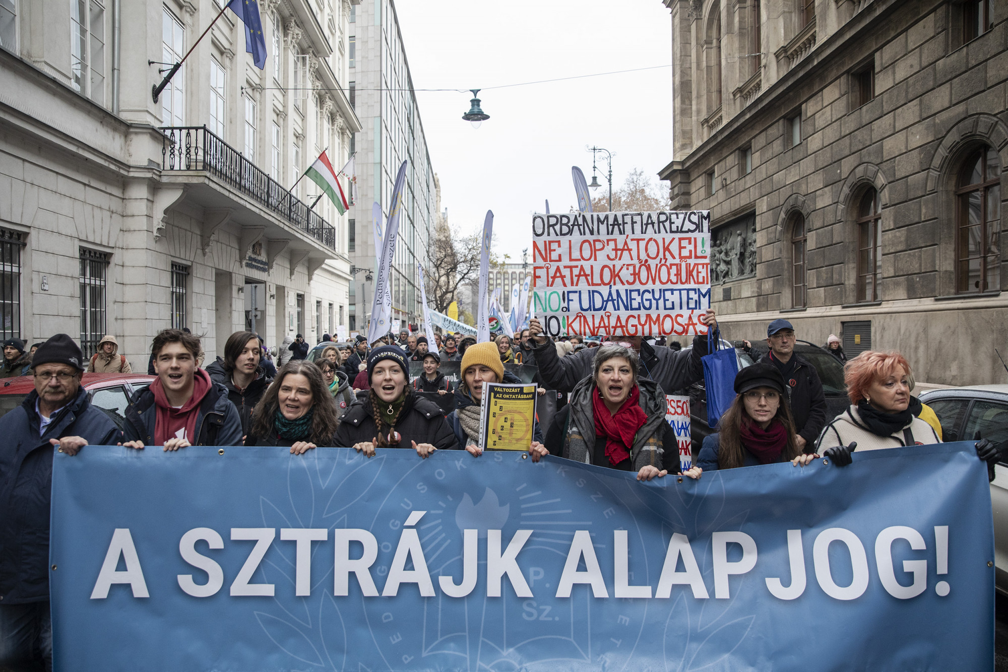 Újabb tanársztrájkot hirdetettek a szakszervezetek március közepére