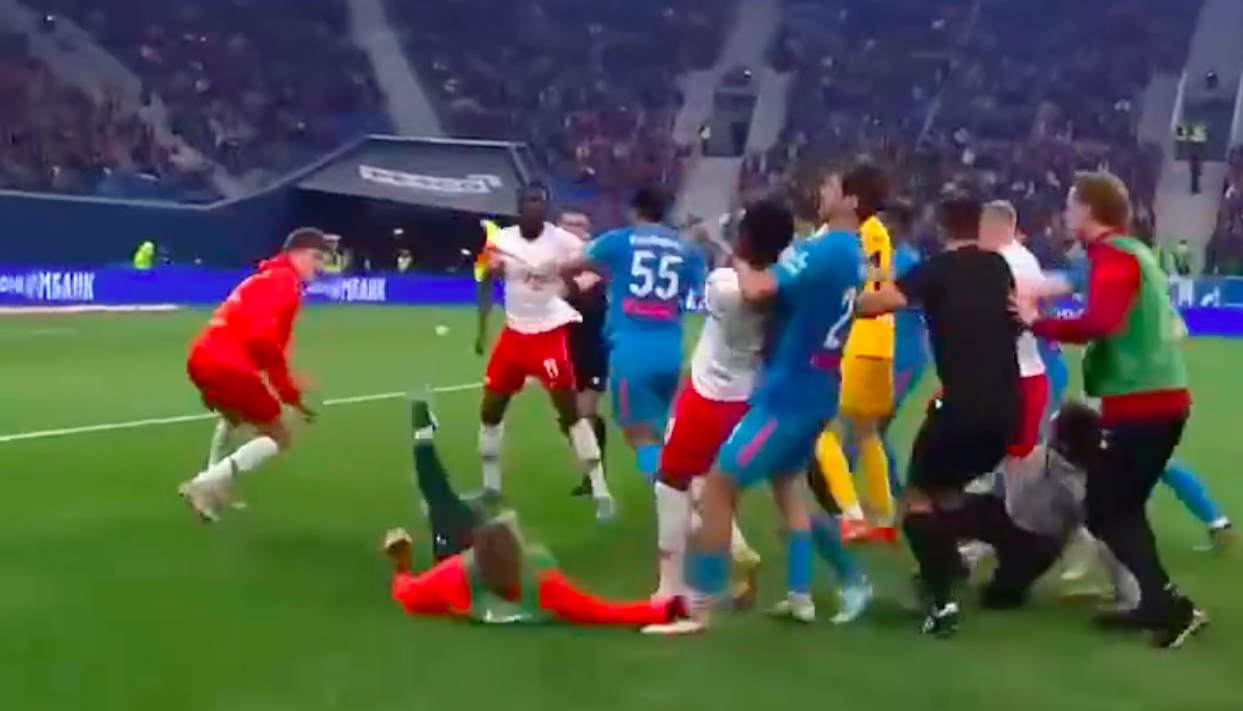 Ha már kizárták az oroszokat a világbajnokságról, legalább tömegverekedéssel szórakoztatják a nézőket