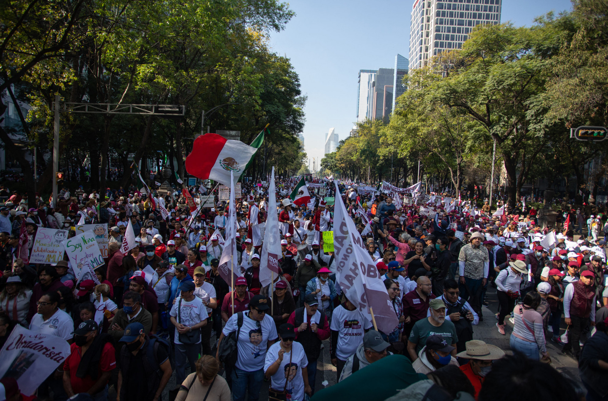 Több tízezren vonultak Mexikóvárosban az utcán az elnök melletti szimpátiatüntetésen