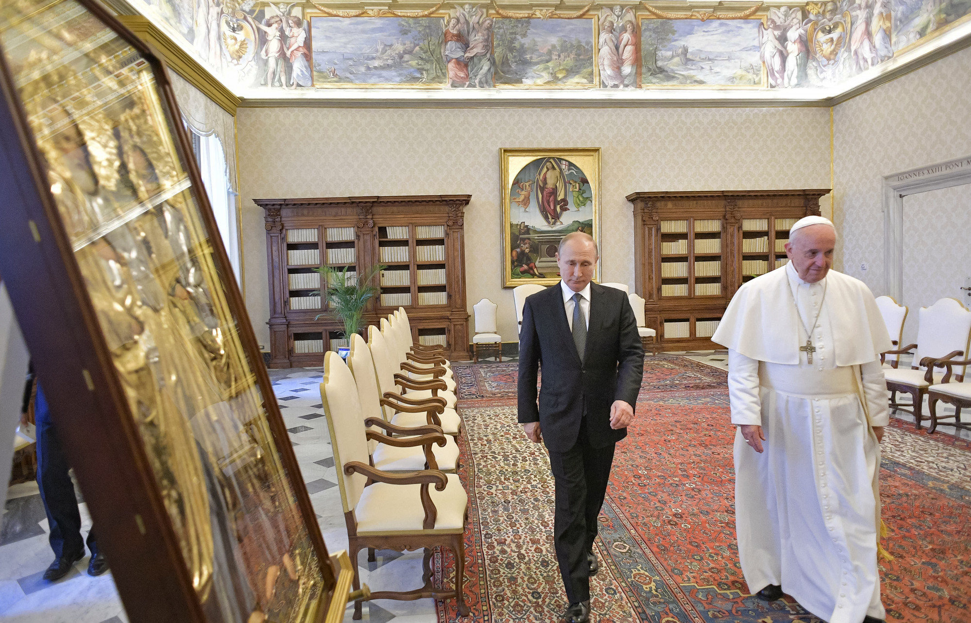 Perverziónak bélyegezte a Kreml Ferenc pápa bírálatát