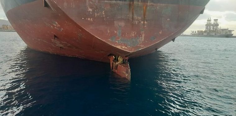 Egy teherhajó kormánylapátján egyensúlyozott a Kanári-szigetekig három menekülő