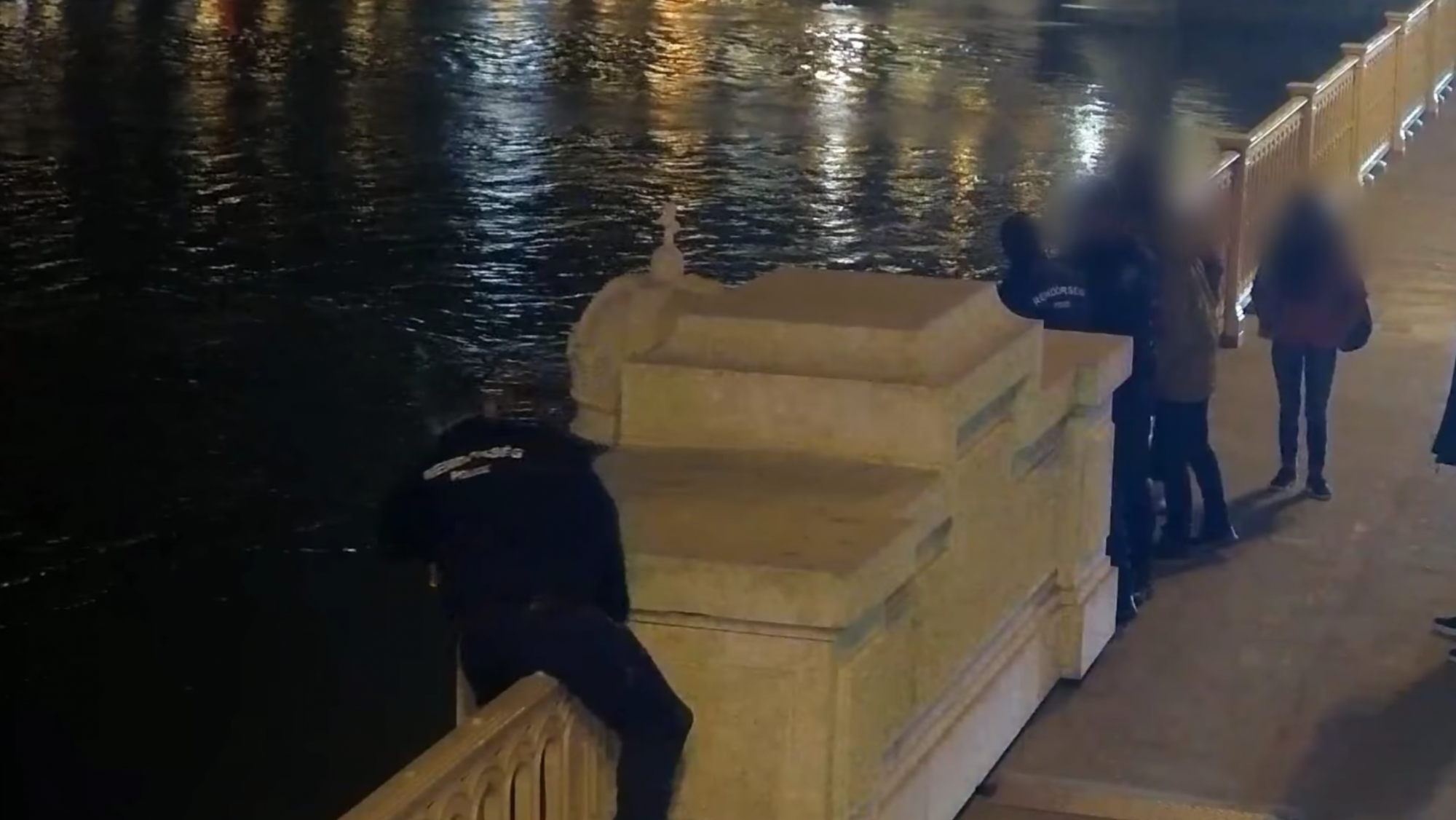 Rendőrök húztak vissza egy nőt a Margit híd korlátjáról