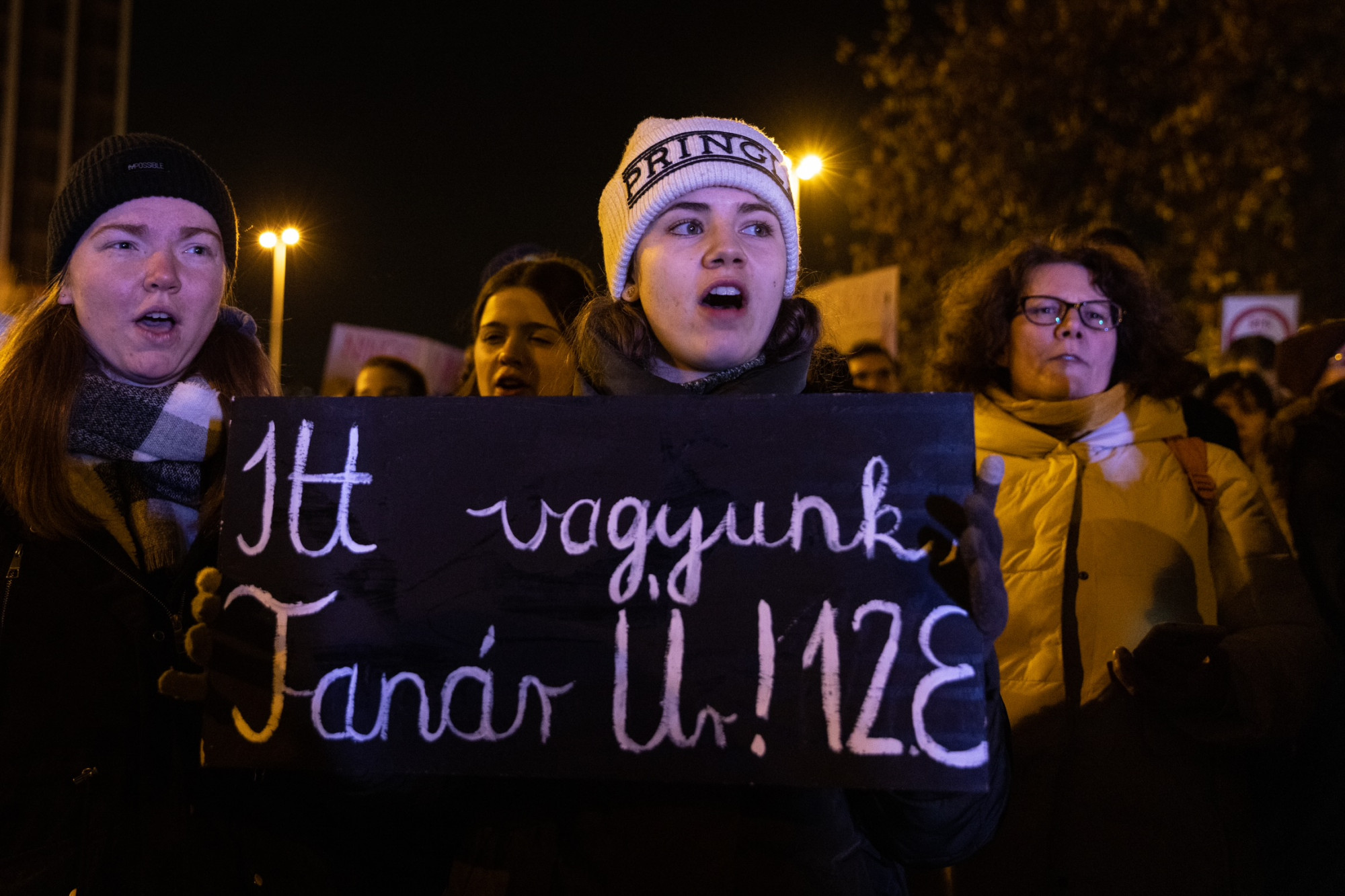 Polgári engedetlenség: rendkívüli szünet a Veres Pálnéban, 17 tiltakozó a Deák Téri Evangélikus Gimnáziumban