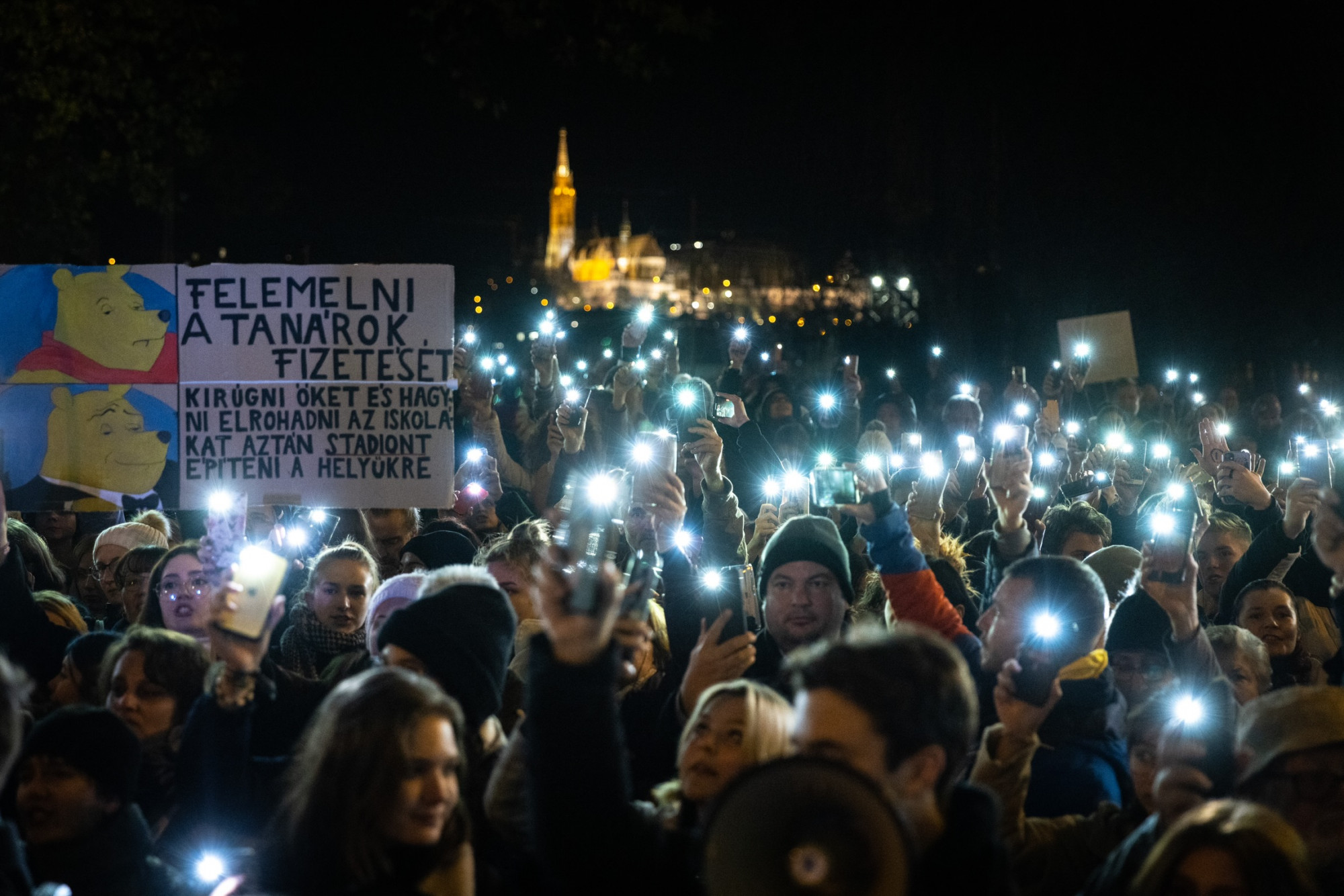 Elindult az egyhetes pedagógussztrájk, spontán ülősztrájkolnak az újpesti Babits Mihály Gimnázium diákjai is